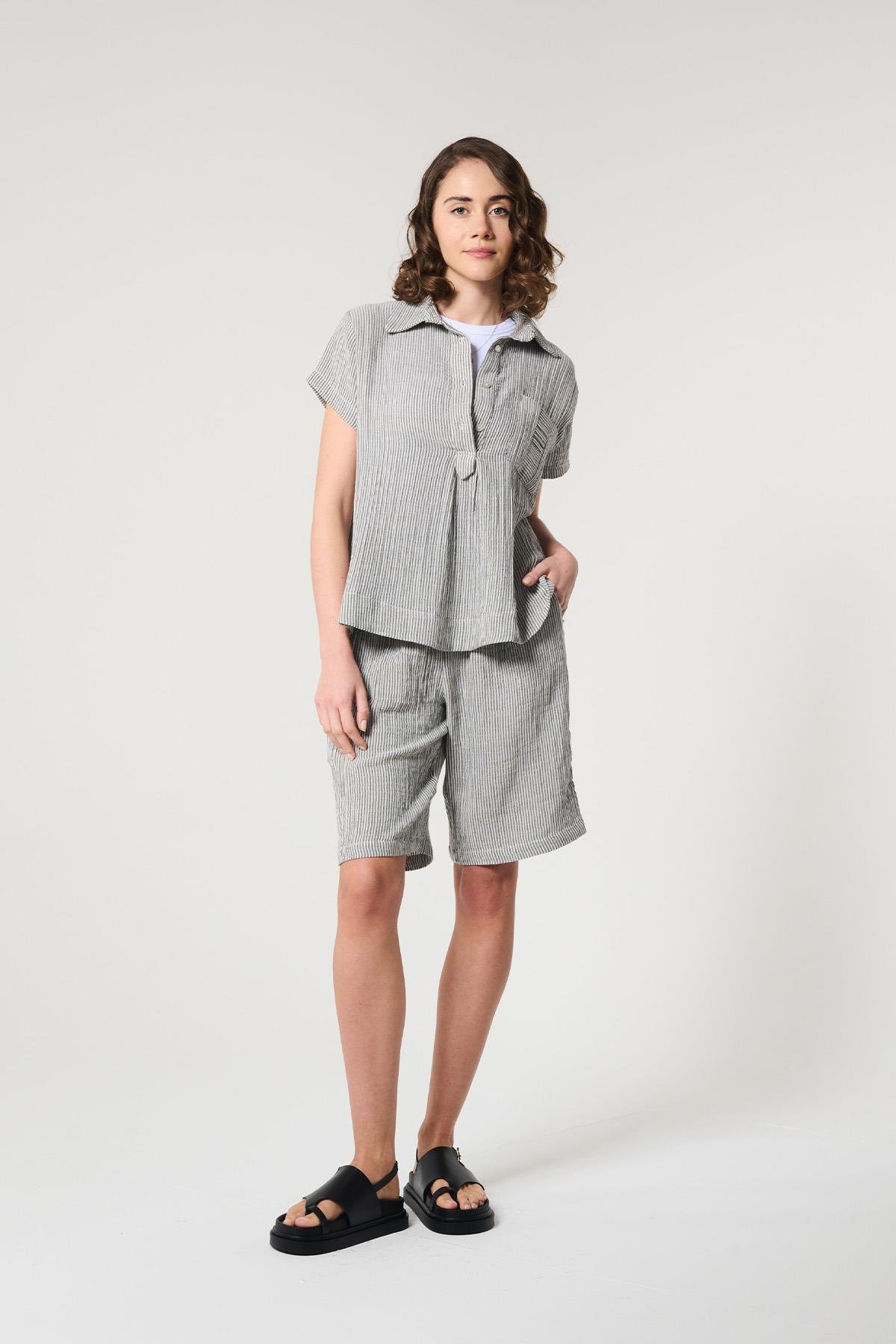 Gri Renk Çizgili %100 Pamuklu Bluz