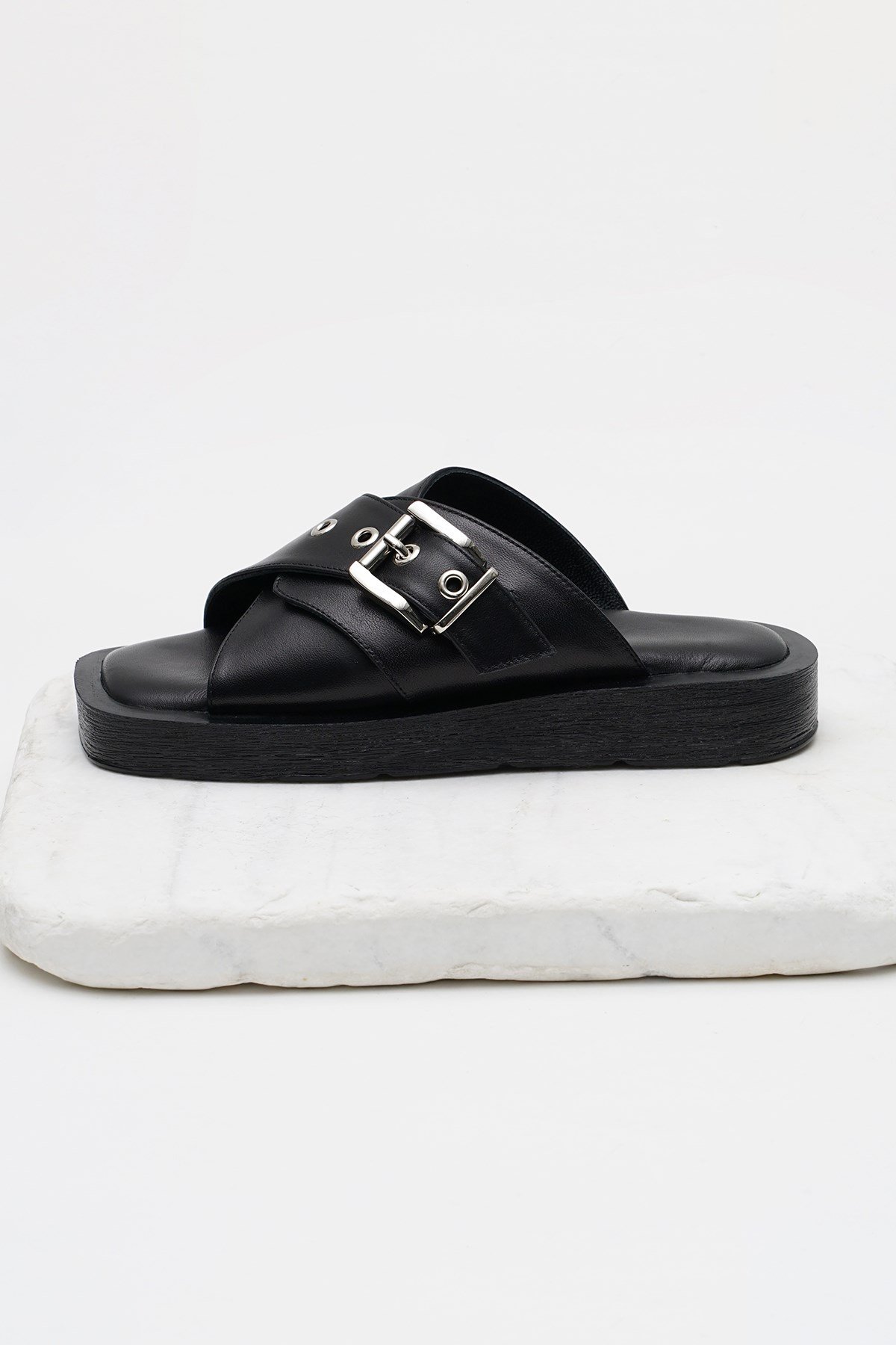 Hakiki Deri Siyah Kalın Tabanlı Tokalı Terlik-Slippers-Mio Gusto-08074BLC