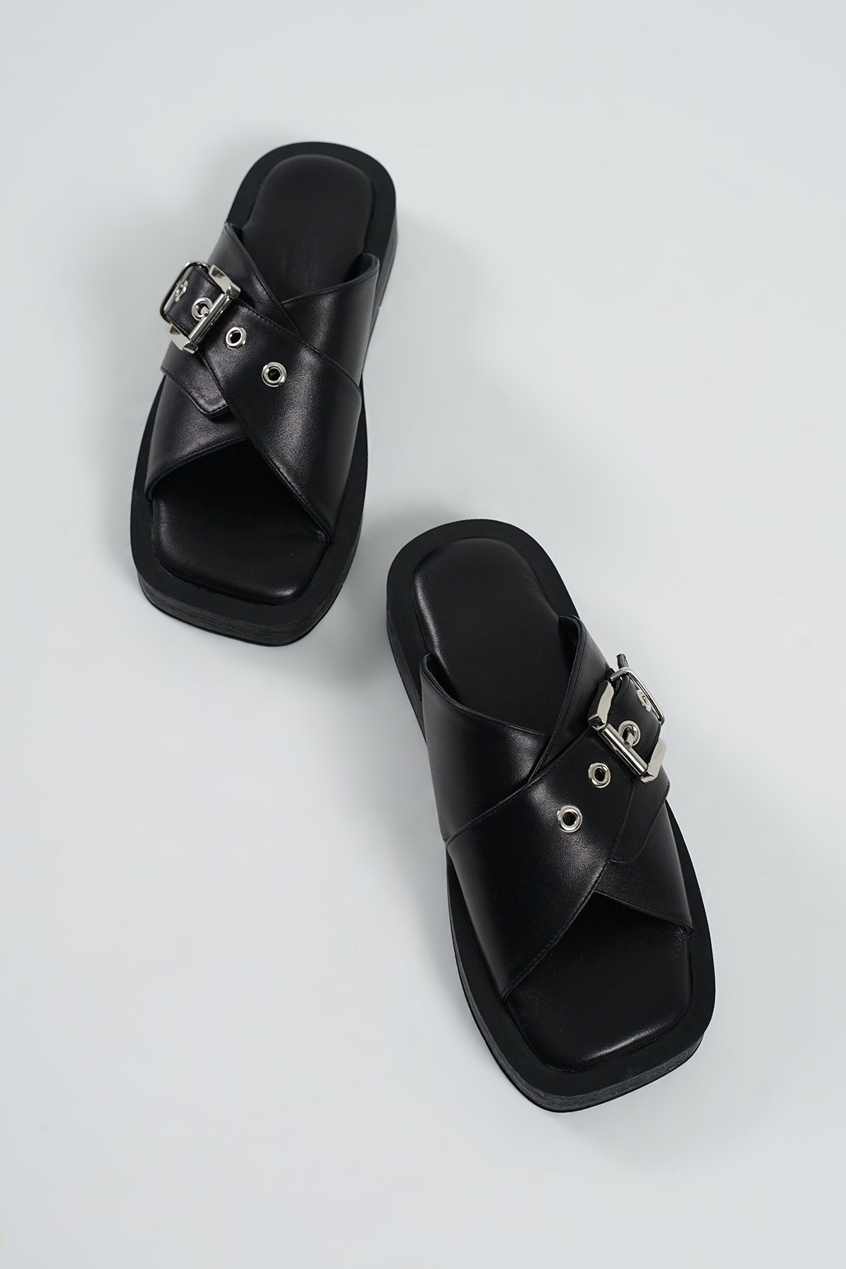 Hakiki Deri Siyah Kalın Tabanlı Tokalı Terlik-Slippers-Mio Gusto-08074BLC