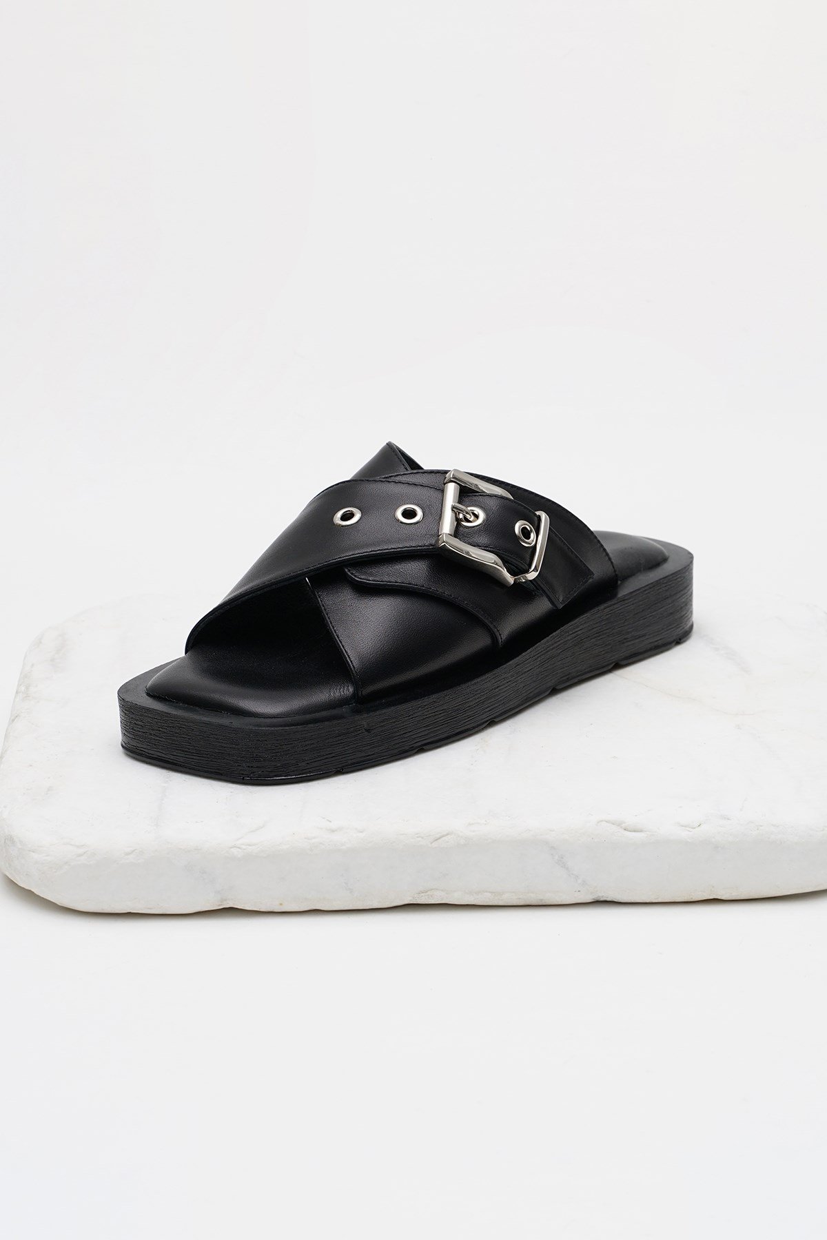 Hakiki Deri Siyah Kalın Tabanlı Tokalı Terlik-Slippers-Mio Gusto-08074BLC