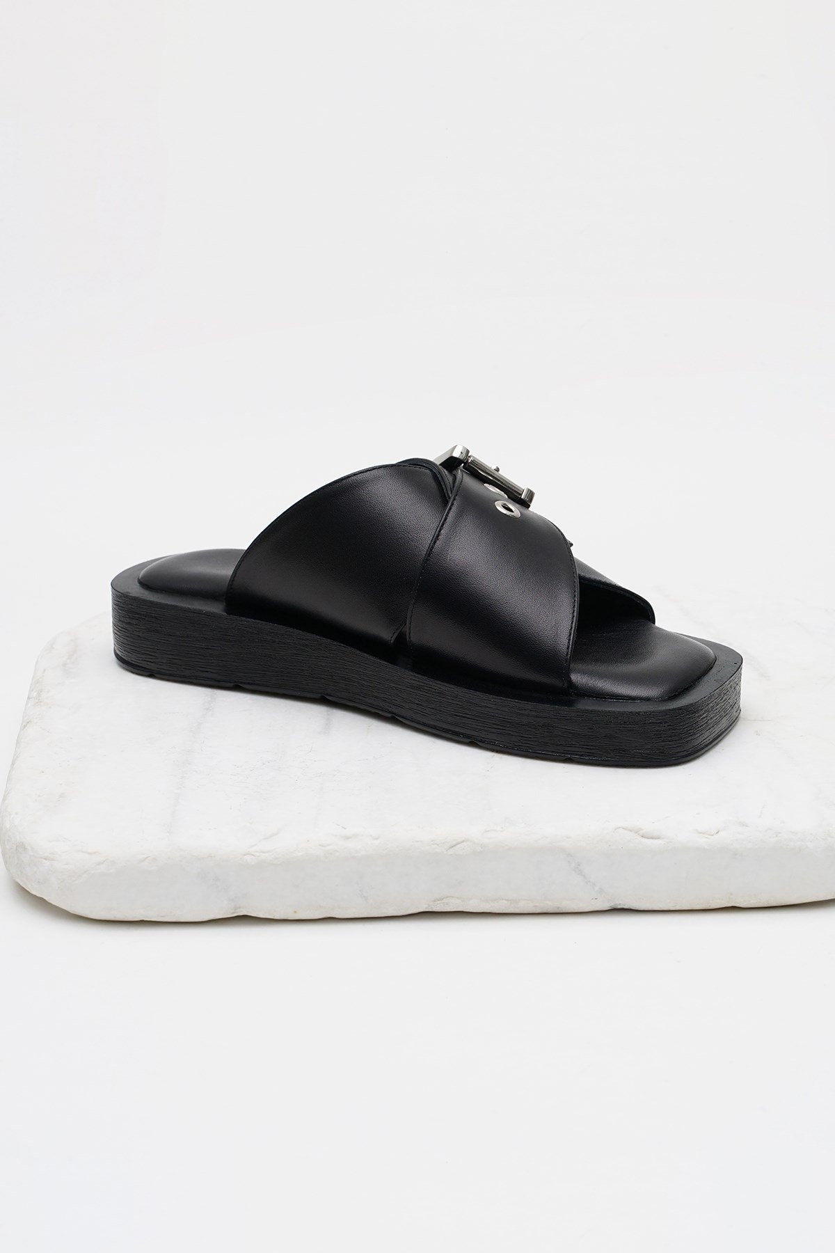 Hakiki Deri Siyah Kalın Tabanlı Tokalı Terlik-Slippers-Mio Gusto-08074BLC