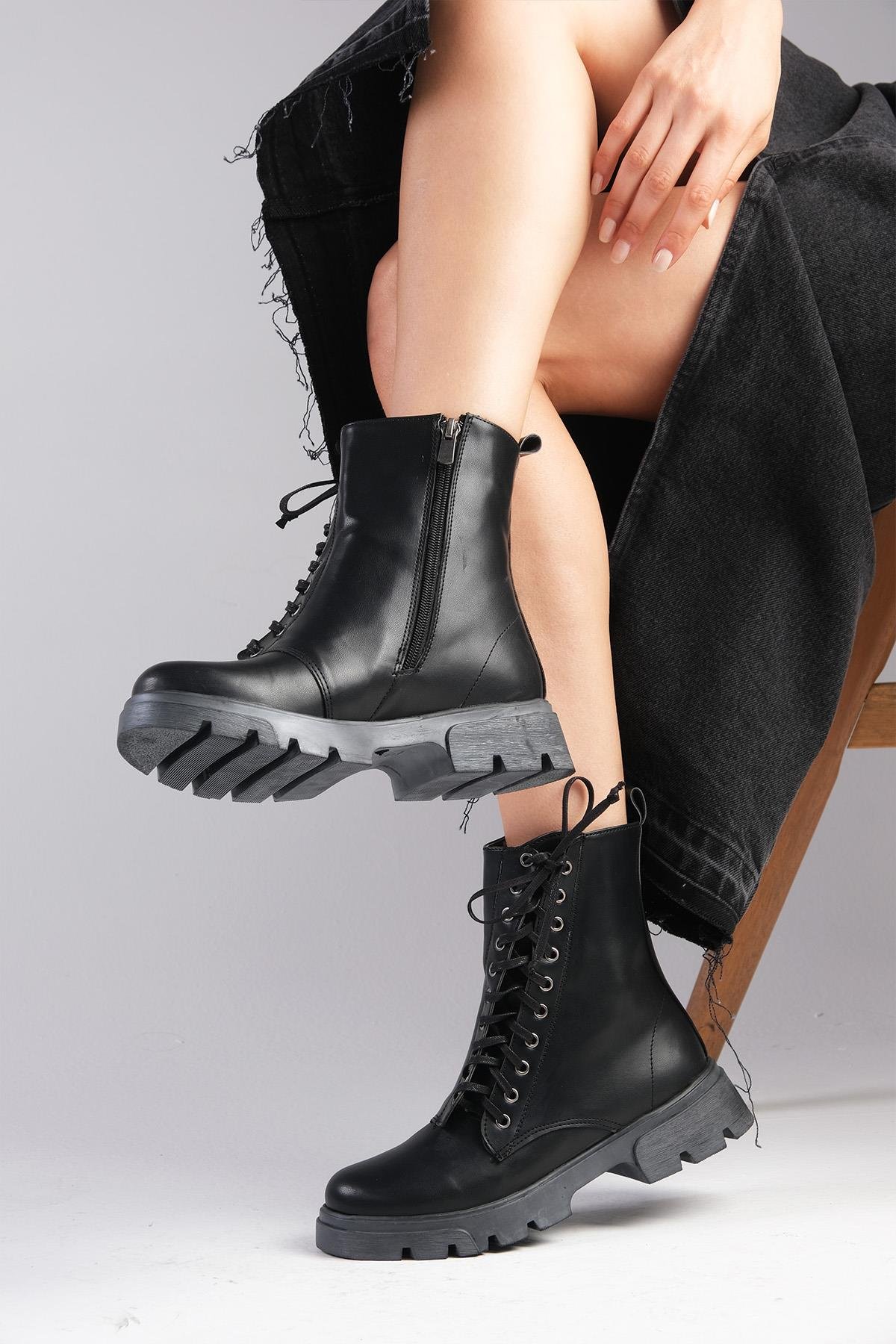 Janet Siyah Renk Postal Bot-Kalın Topuk-Mio Gusto-01505BLC