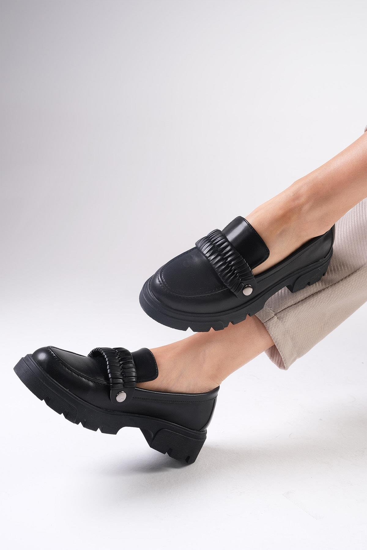 Judi Siyah Renk Kalın Tabanlı Oxford Ayakkabı-DÜZ AYAKKABI-Mio Gusto-01507BLC