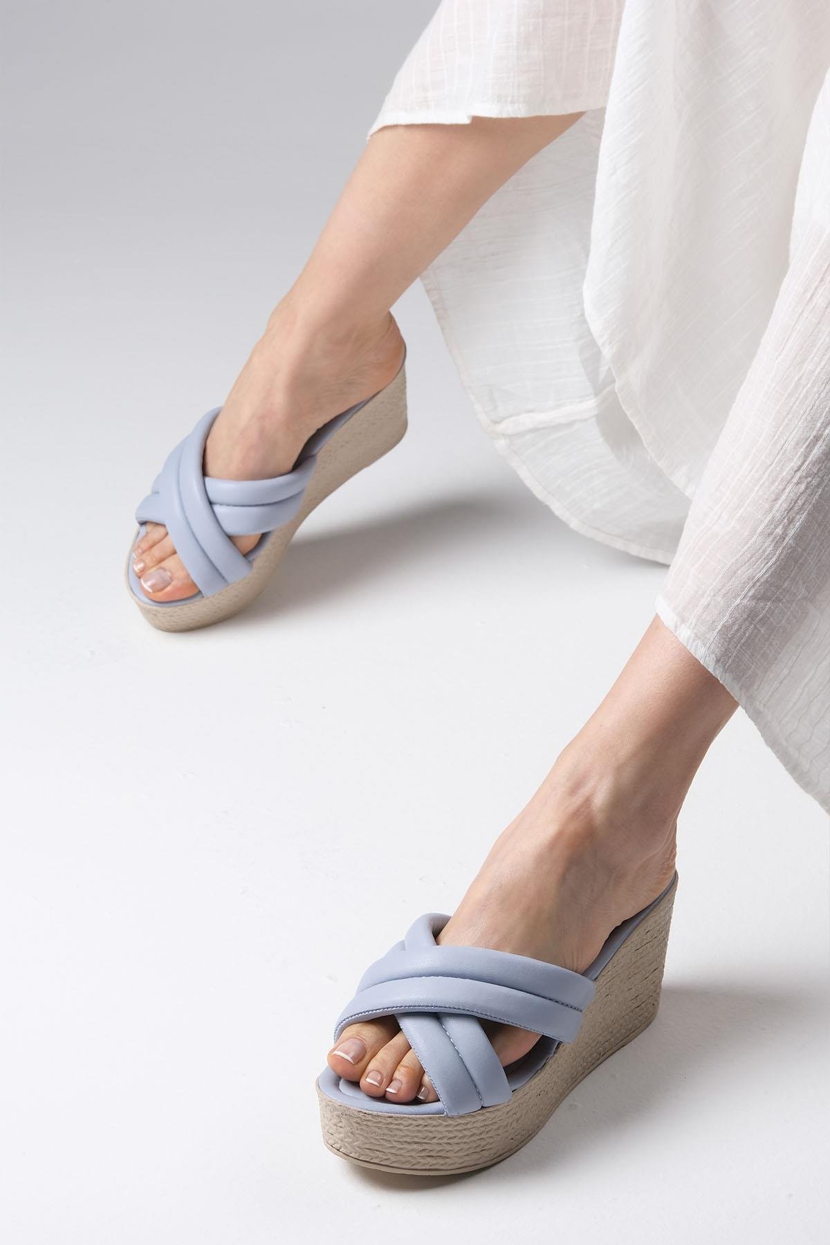 Leticia Mavi Renk Hasır Tabanlı Dolgu Topuk Terlik-TERLİK-Mio Gusto-05632BUC