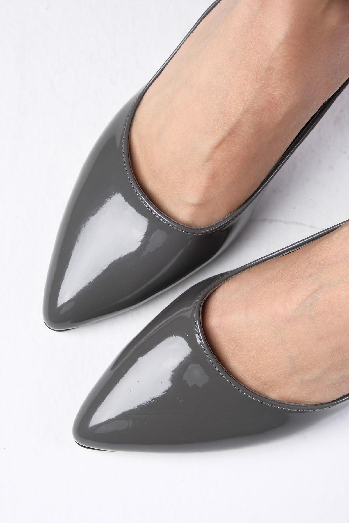 Lita Gri Renk Rugan Stiletto-Kısa Topuklu-Mio Gusto-01252GRR