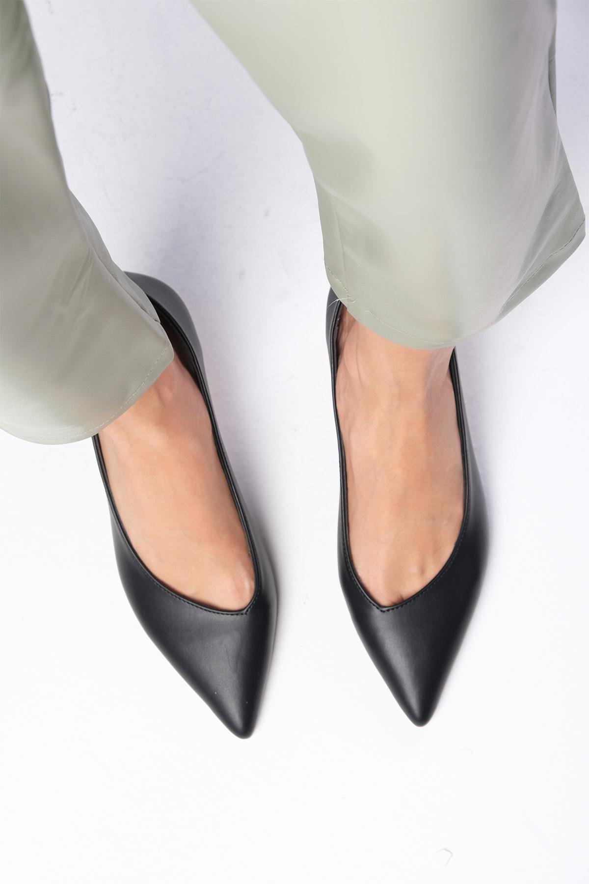 Livia Siyah Renk Topuklu Ayakkabı-Kısa Topuklu-Mio Gusto-02339BLC