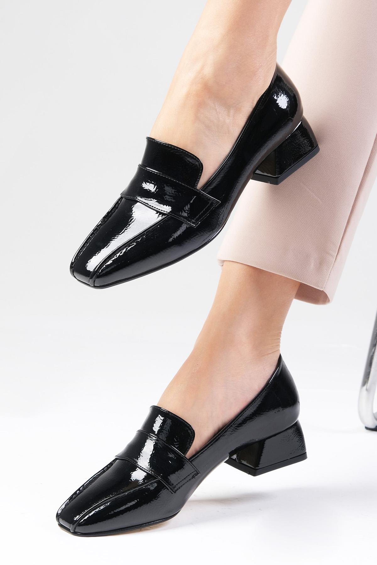 Margot Siyah Renk Rugan  Kısa Topuklu Ayakkabı-Kısa Topuklu-Mio Gusto-01577BLR