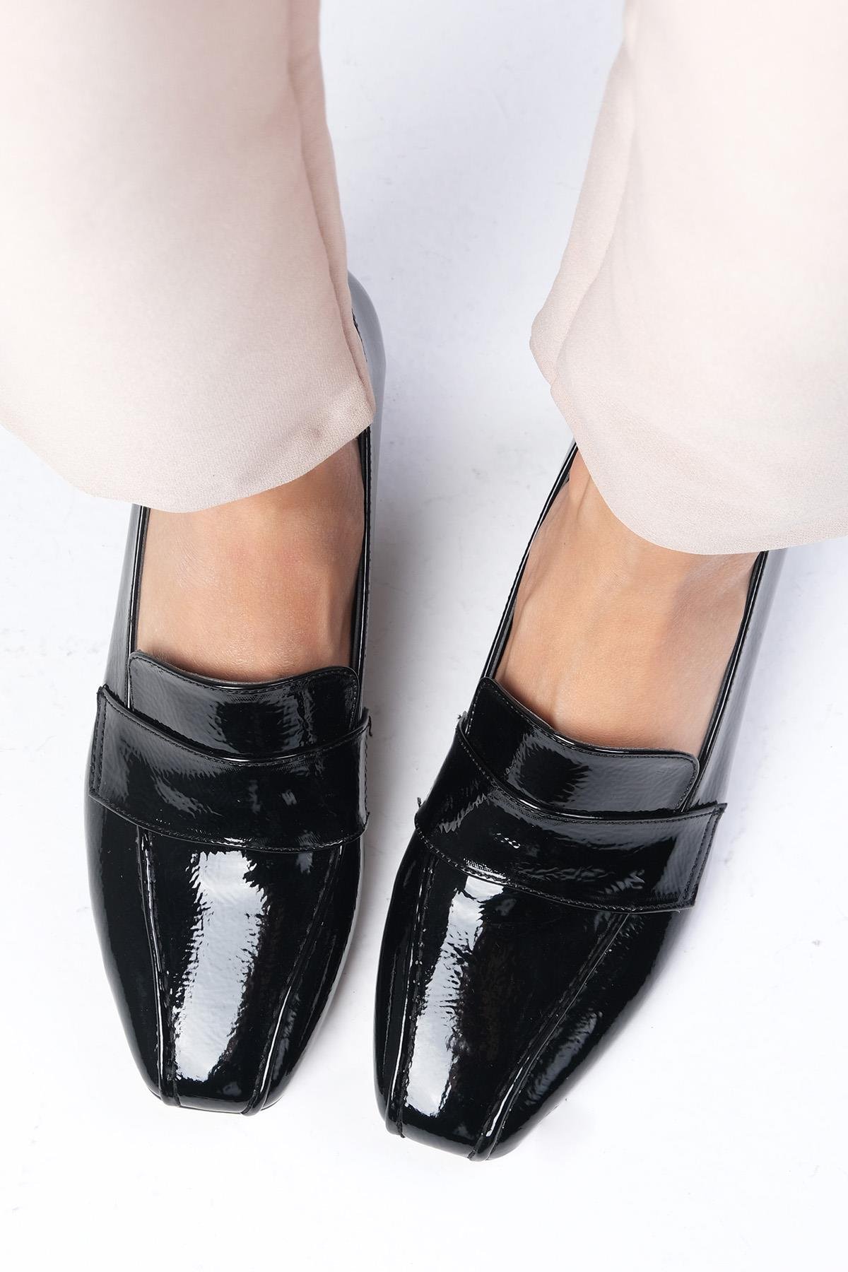 Margot Siyah Renk Rugan  Kısa Topuklu Ayakkabı-Kısa Topuklu-Mio Gusto-01577BLR