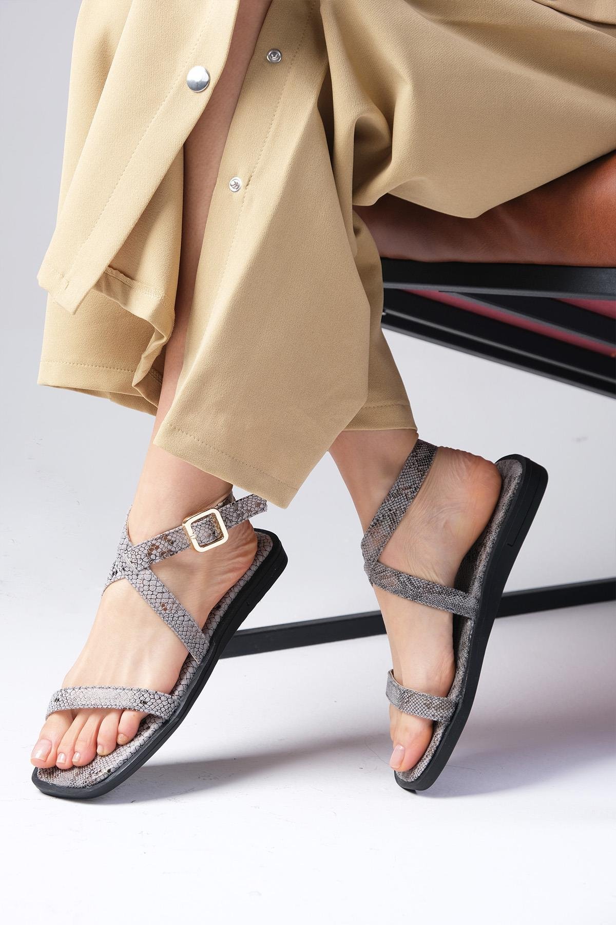 Mio Gusto Arely Gri Renk Yılan Desenli Düz Sandalet Kadın Ayakkabı Modelleri