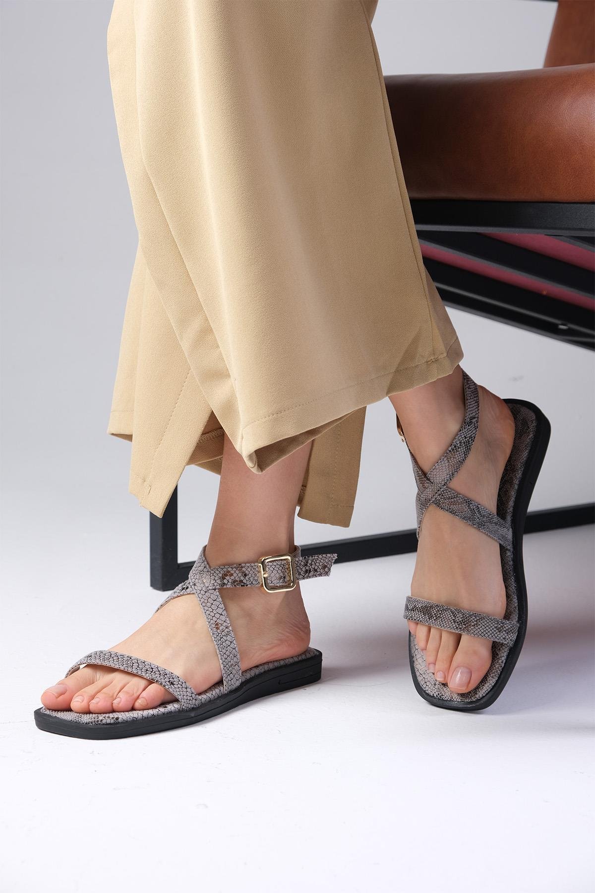 Mio Gusto Arely Gri Renk Yılan Desenli Düz Sandalet Kadın Ayakkabı Modelleri