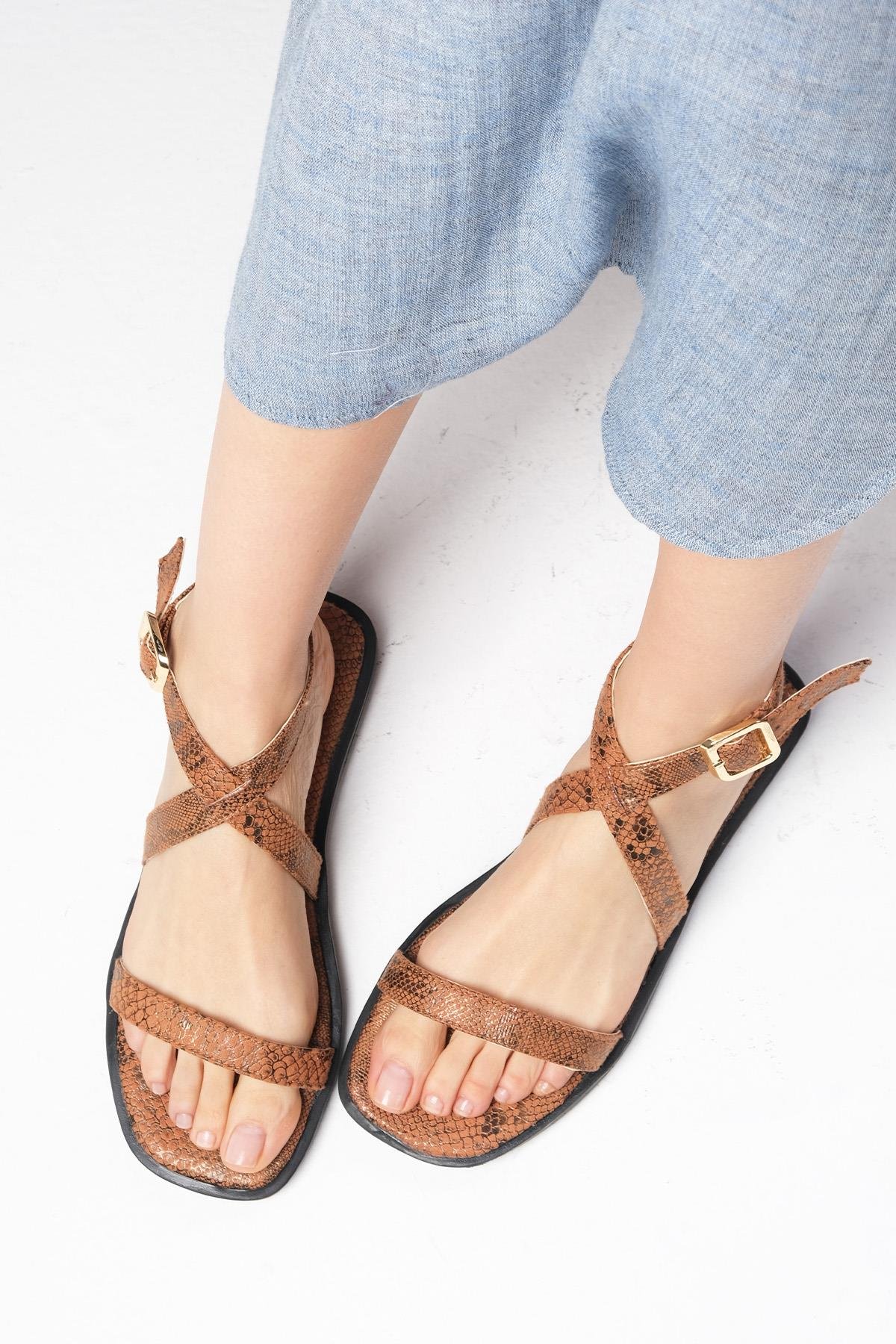 Mio Gusto Arely Taba Renk Yılan Desenli Düz Sandalet Kadın Ayakkabı Modelleri