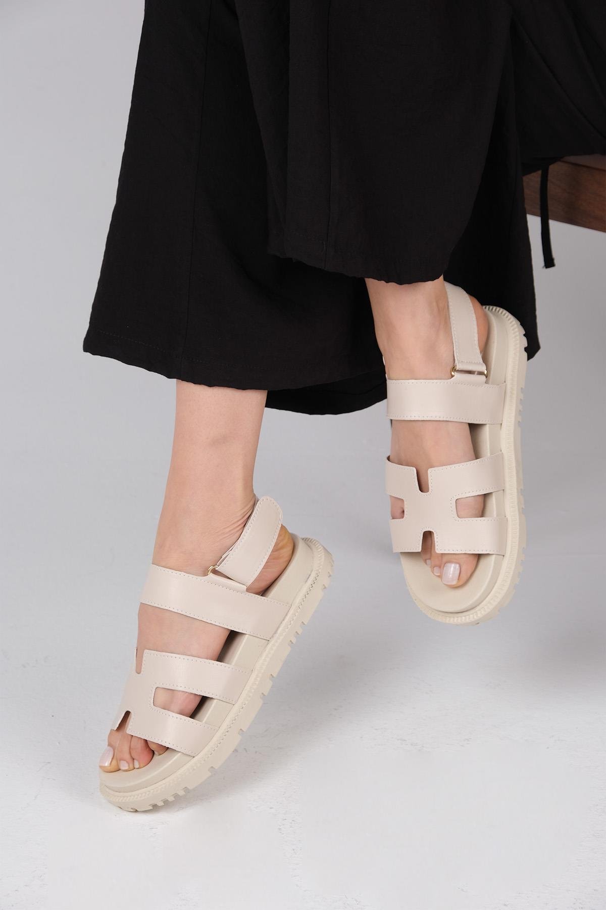 Mio Gusto Beyaz Renk Çapraz Bantlı Taşlı Sandalet