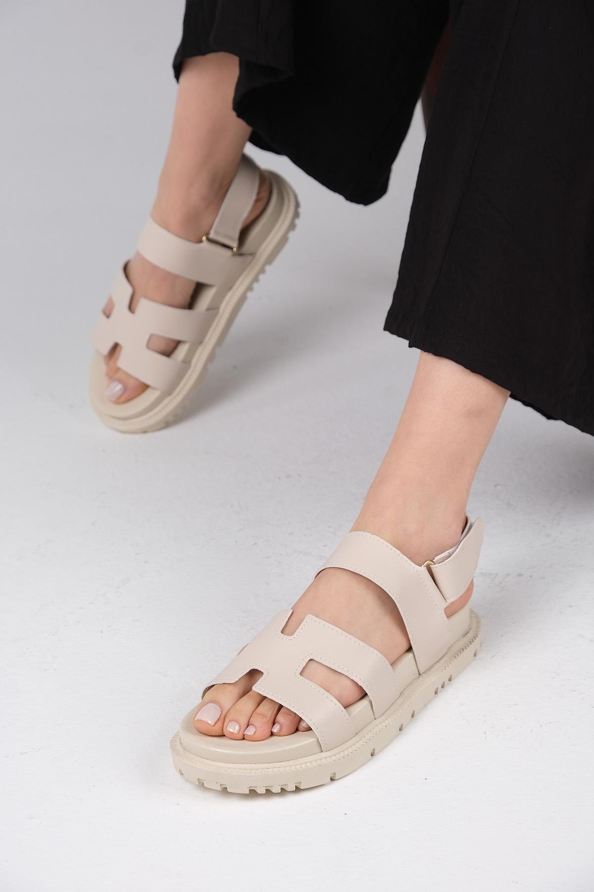 Mio Gusto Beyaz Renk Çapraz Bantlı Taşlı Sandalet