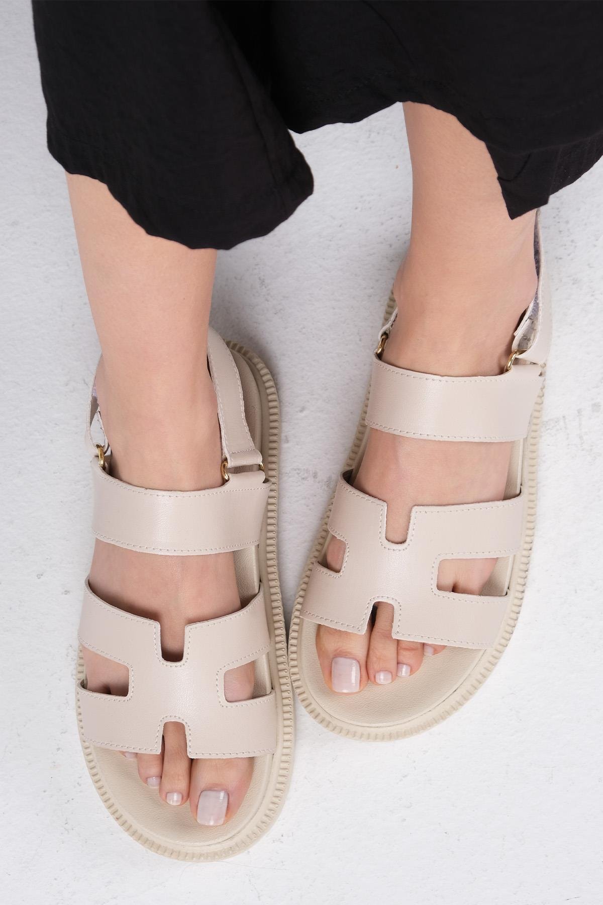 Mio Gusto Beyaz Renk Çapraz Bantlı Taşlı Sandalet