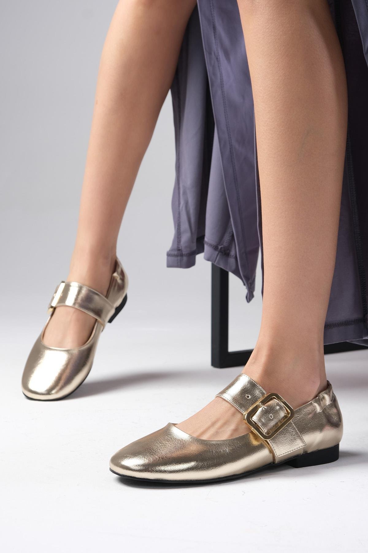 Mio Gusto Diega Altın Renk Kalın Kemerli Babet Ayakkabı Modelleri