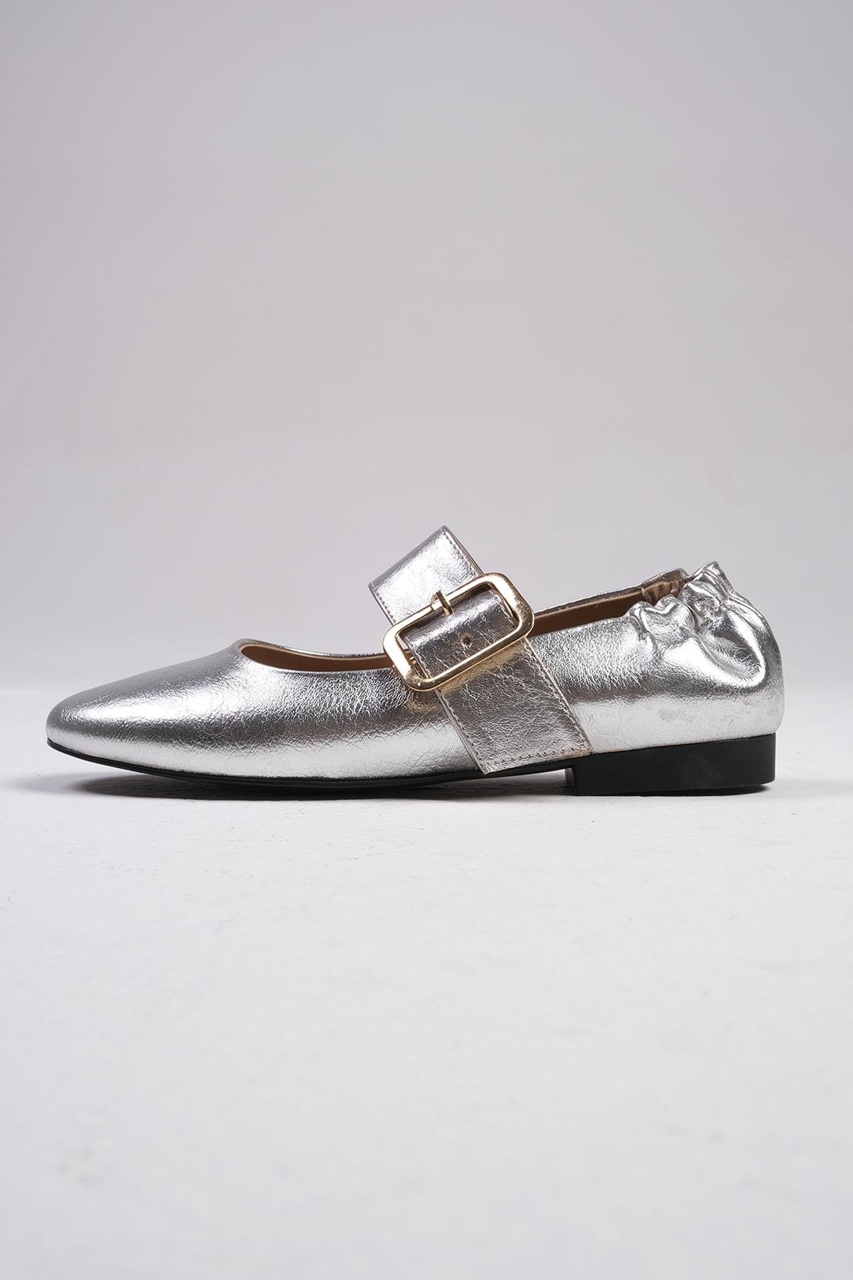Mio Gusto Diega Gümüş Renk Kalın Kemerli Babet Ayakkabı Modelleri