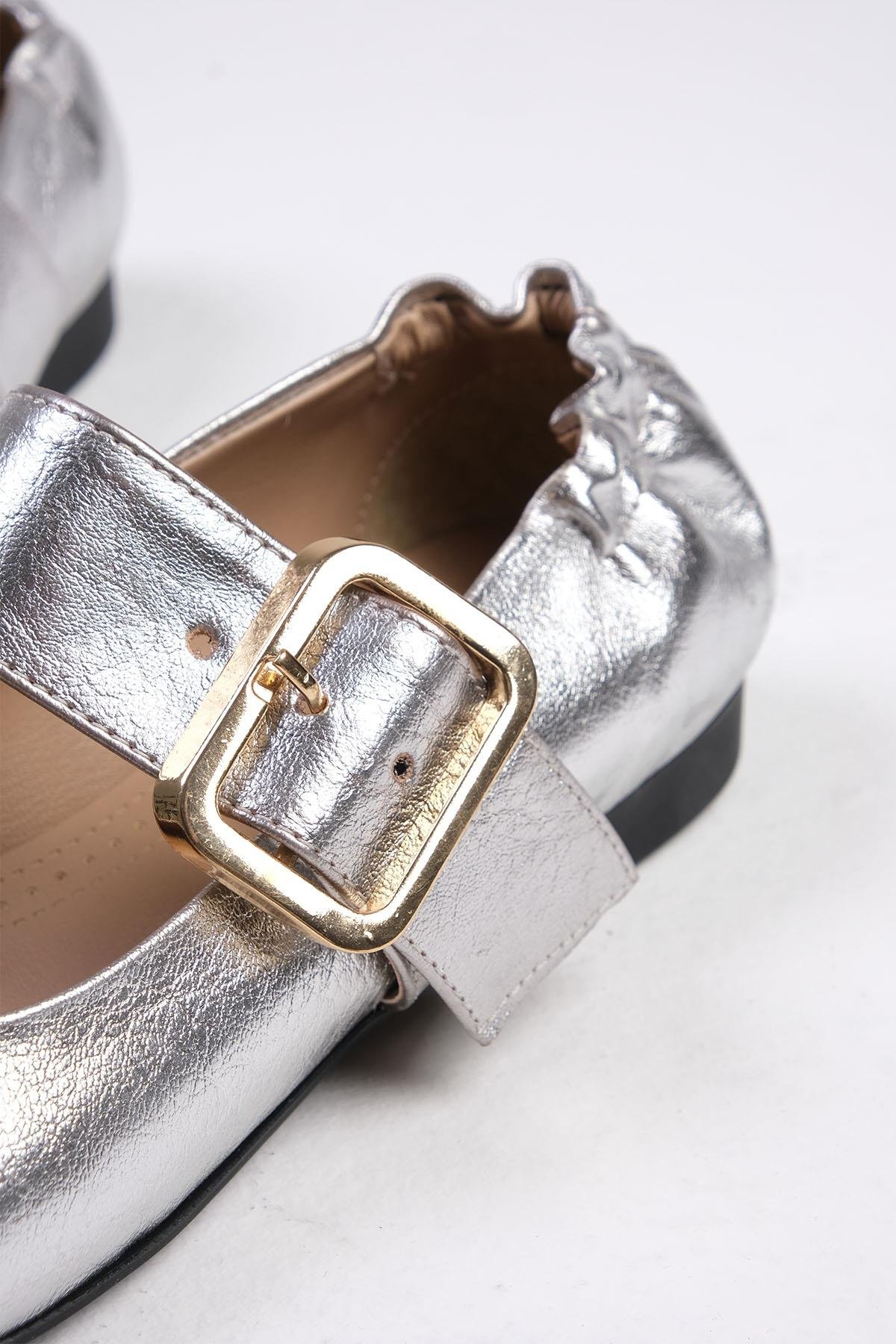 Mio Gusto Diega Gümüş Renk Kalın Kemerli Babet Ayakkabı Modelleri