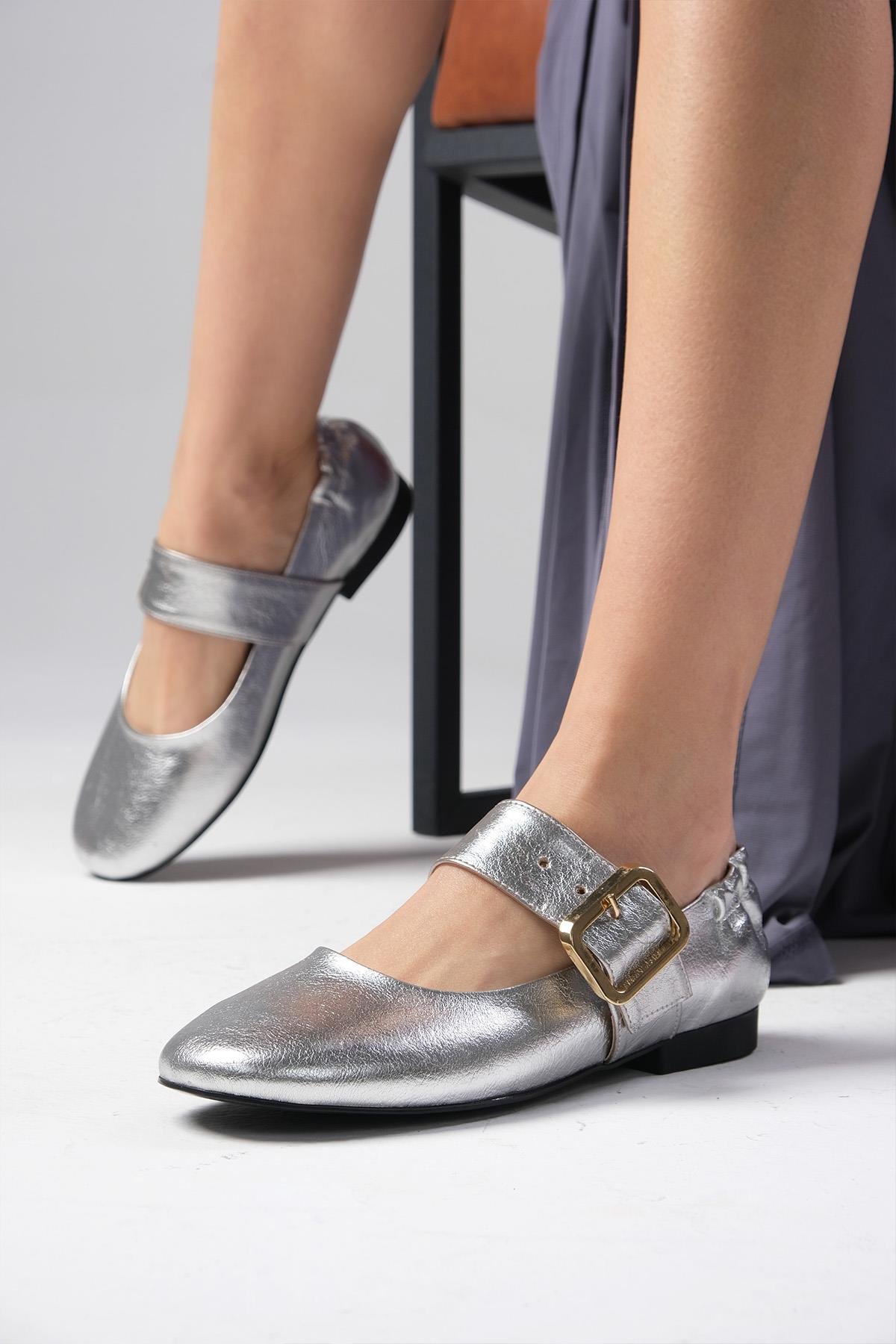 Mio Gusto Diega Gümüş Renk Kalın Kemerli Babet Ayakkabı Modelleri