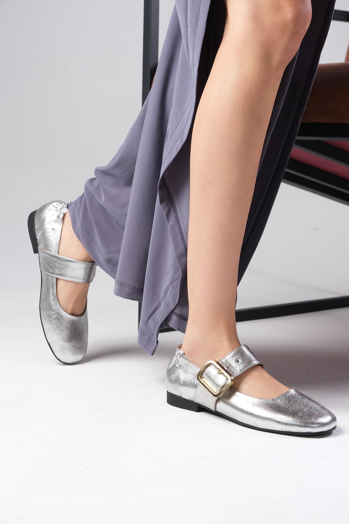Mio Gusto Diega Gümüş Renk Kalın Kemerli Babet Ayakkabı Modelleri