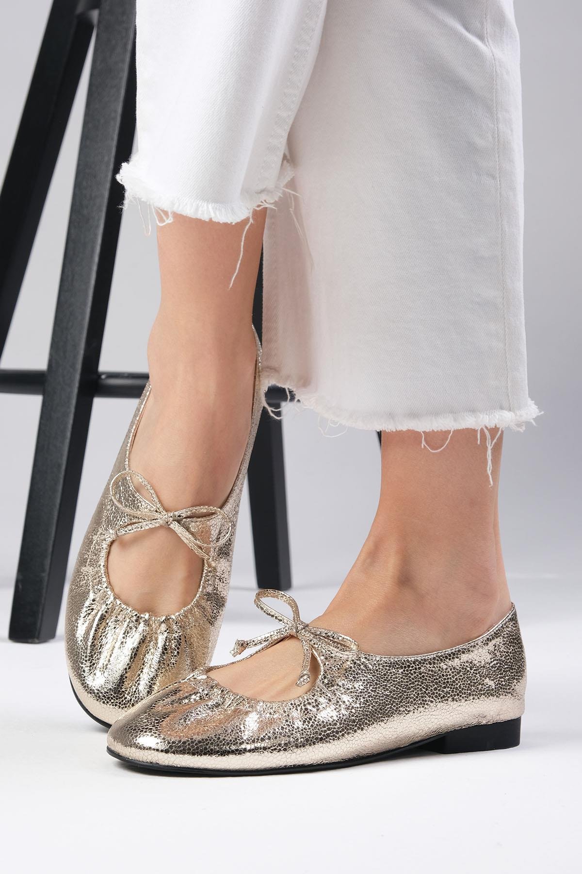 Mio Gusto Lisbet Altın Renk Büzgülü Kadın Babet Ayakkabı Modelleri