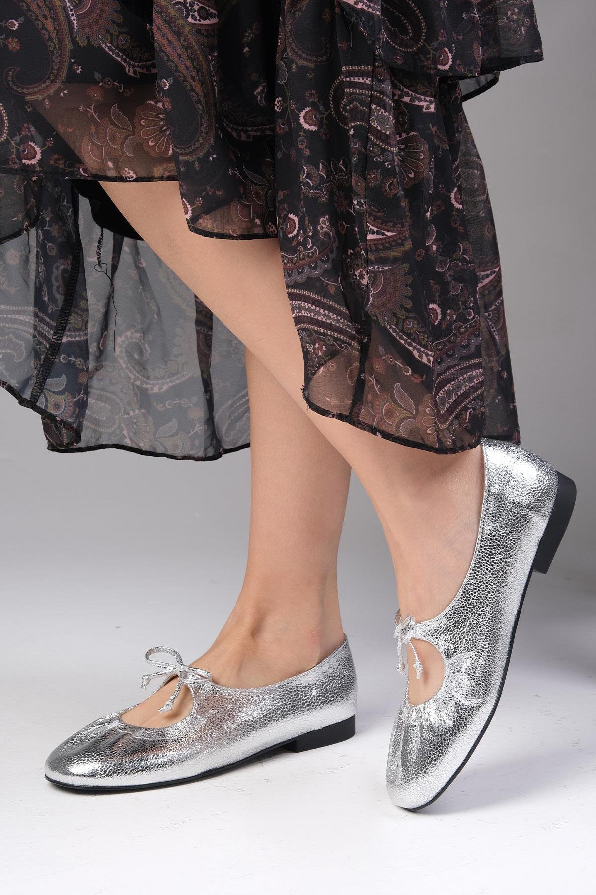 Mio Gusto Lisbet Gümüş Renk Büzgülü Kadın Babet Ayakkabı Modelleri