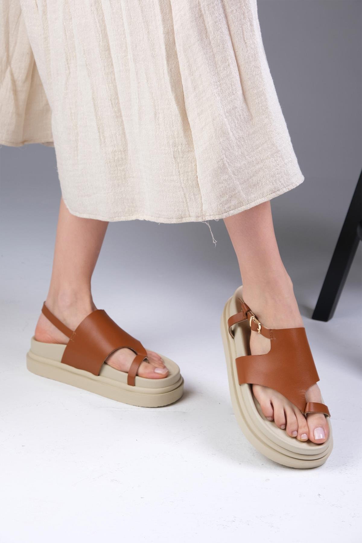 Mio Gusto Lora Hakiki Deri Taba  Renk Parmak Arası Sandalet Ayakkabı Modelleri