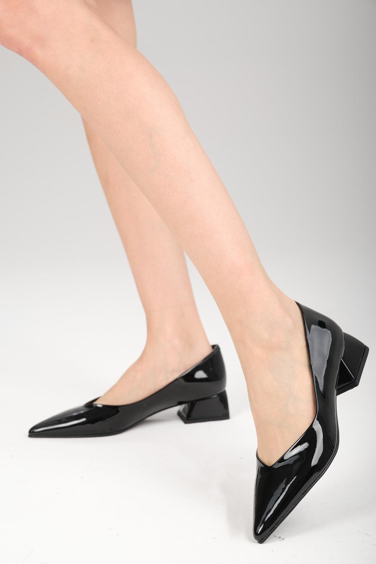 Mio Gusto Siyah Renk Rugan Kısa Topuklu Ayakkabı