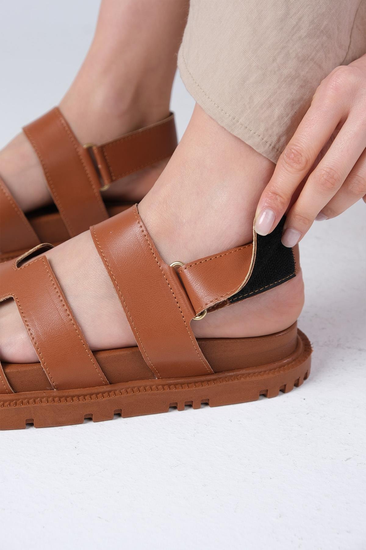 Mio Gusto Beyaz Renk Cırt Bantlı Sandalet