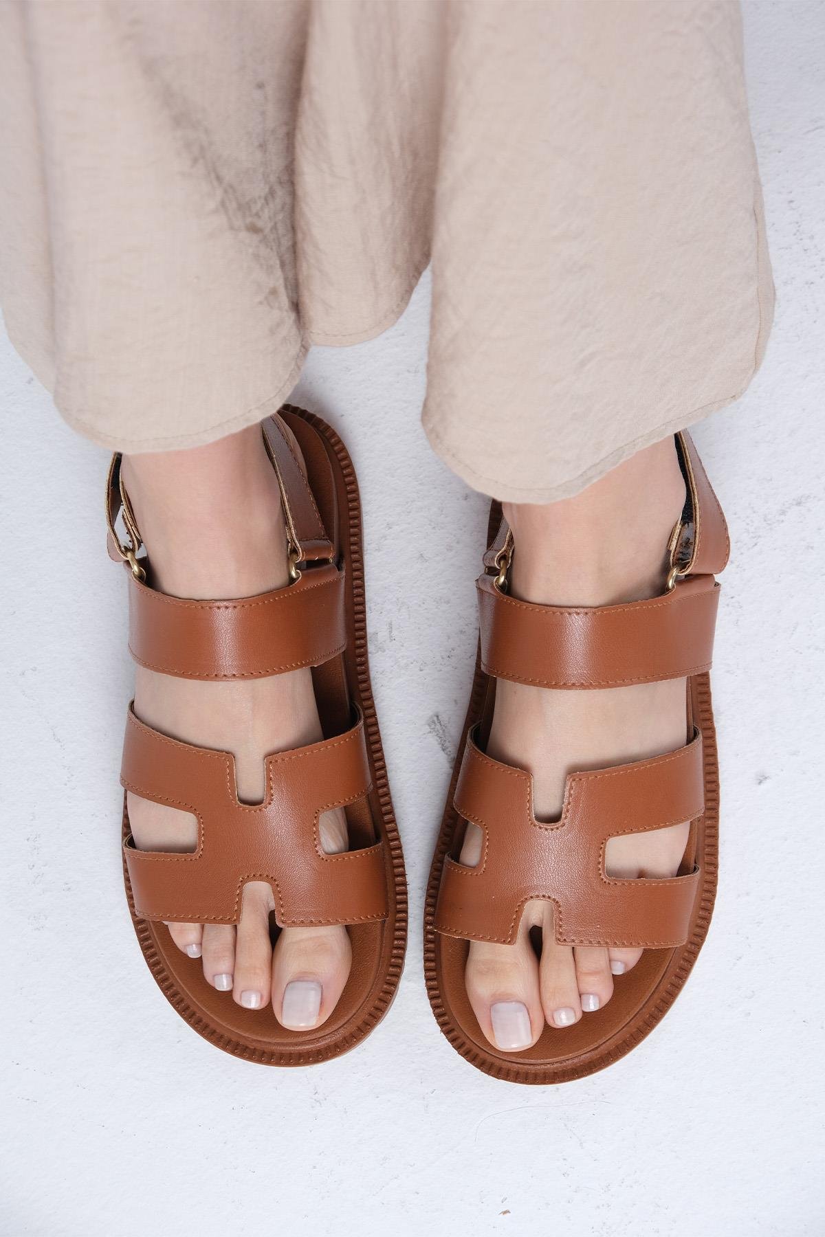 Mio Gusto Beyaz Renk Cırt Bantlı Sandalet