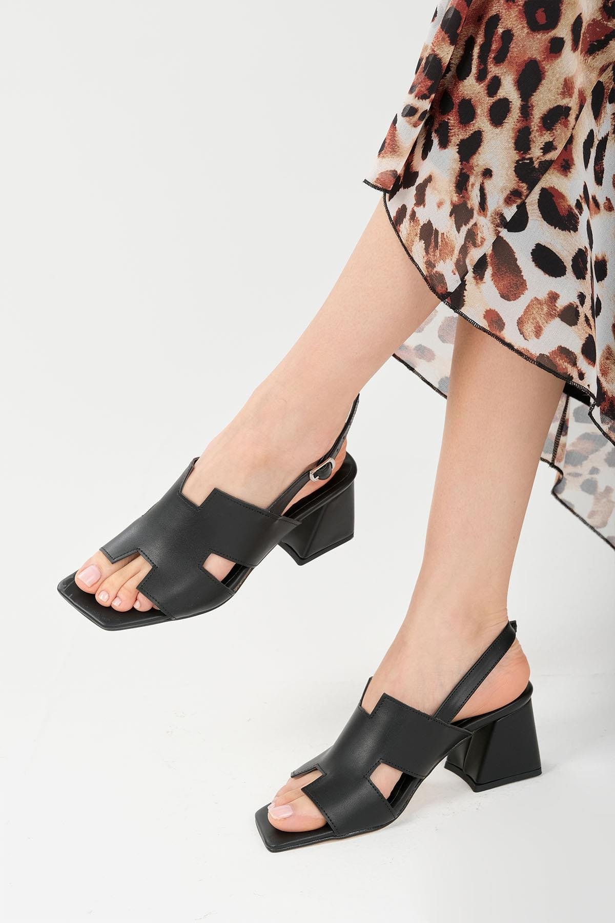 Mio Gusto Agnes Siyah Renk Metal Aksesuarlı Kadın Sandalet Modelleri