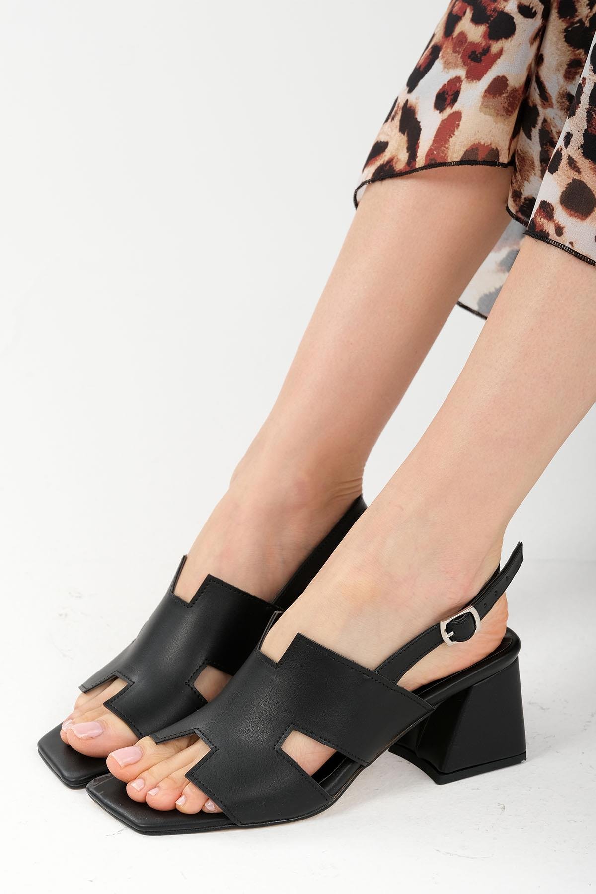 Mio Gusto Agnes Siyah Renk Metal Aksesuarlı Kadın Sandalet Modelleri