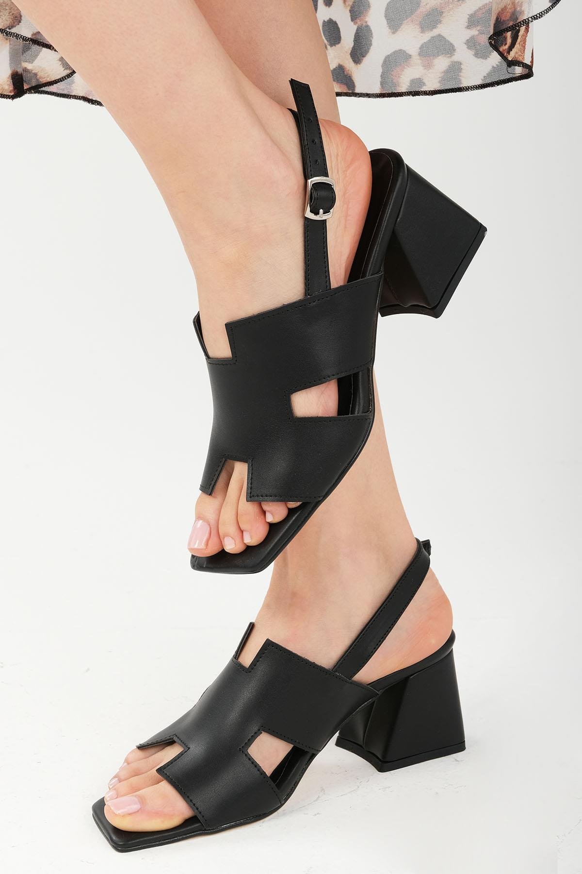 Mio Gusto Agnes Siyah Renk Metal Aksesuarlı Kadın Sandalet Modelleri