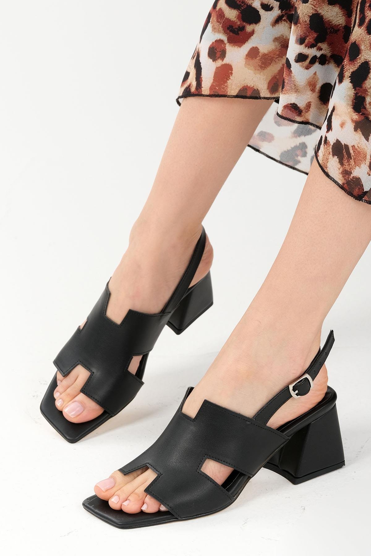 Mio Gusto Agnes Siyah Renk Metal Aksesuarlı Kadın Sandalet Modelleri