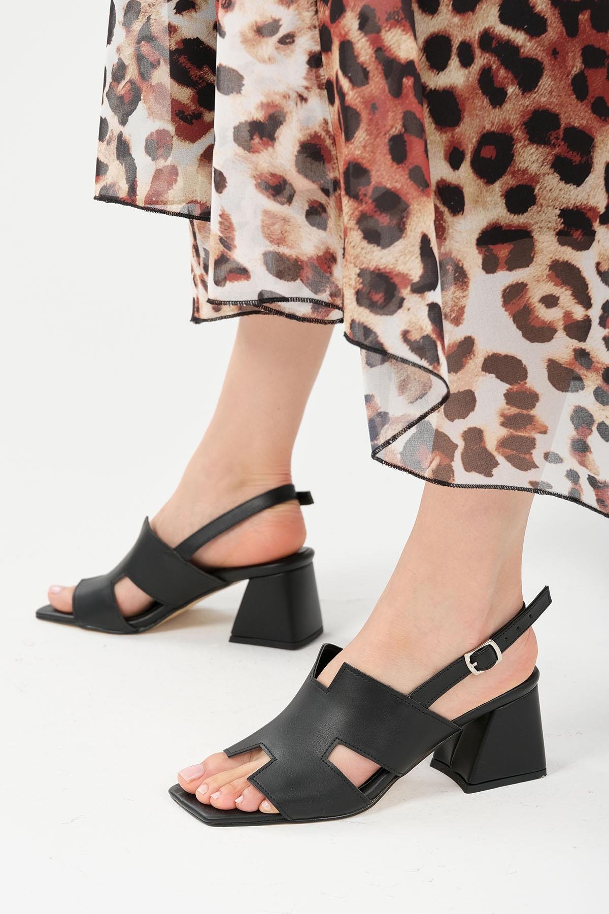 Mio Gusto Agnes Siyah Renk Metal Aksesuarlı Kadın Sandalet Modelleri