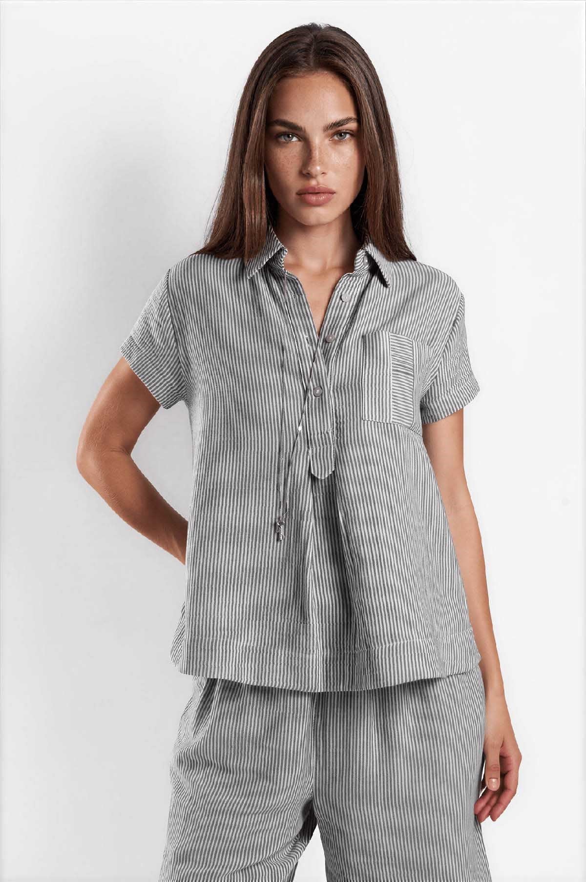 miogusto.com.tr'de gri renk çizgili %100 pamuklu gömlek ve pantolon takımları! Şıklığı ve rahatlığı bir arada sunan bu takımlar, şimdi sizi bekliyor. Hemen inceleyin!