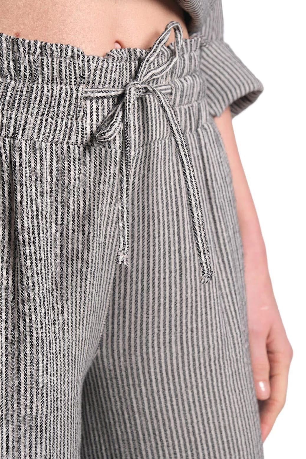 miogusto.com.tr'de kahverengi çizgili %100 pamuklu gömlek ve pantolon takımları! Şıklığı ve rahatlığı bir arada sunan bu takımlar, şimdi sizi bekliyor. Hemen inceleyin!