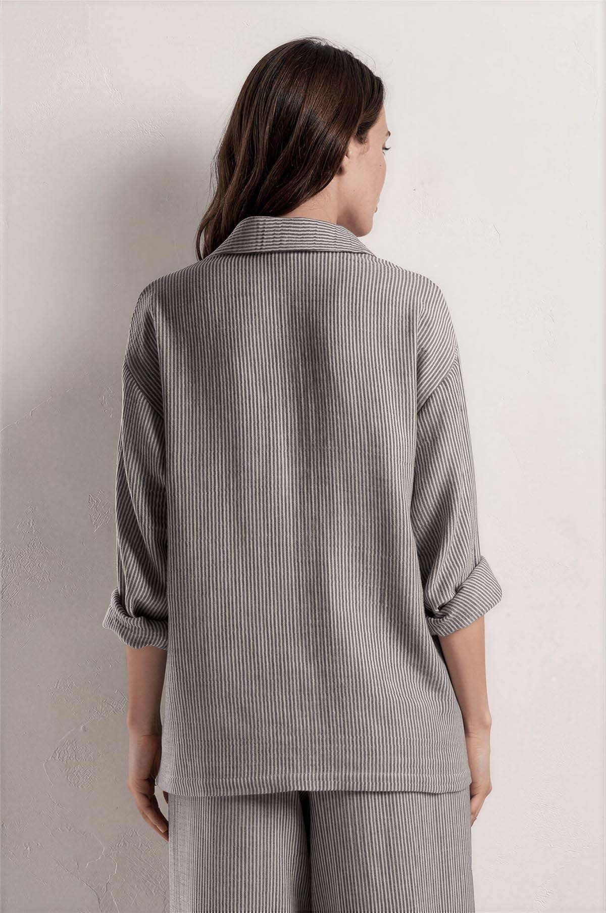 miogusto.com.tr'de kahverengi çizgili %100 pamuklu gömlek ve pantolon takımları! Şıklığı ve rahatlığı bir arada sunan bu takımlar, şimdi sizi bekliyor. Hemen inceleyin!