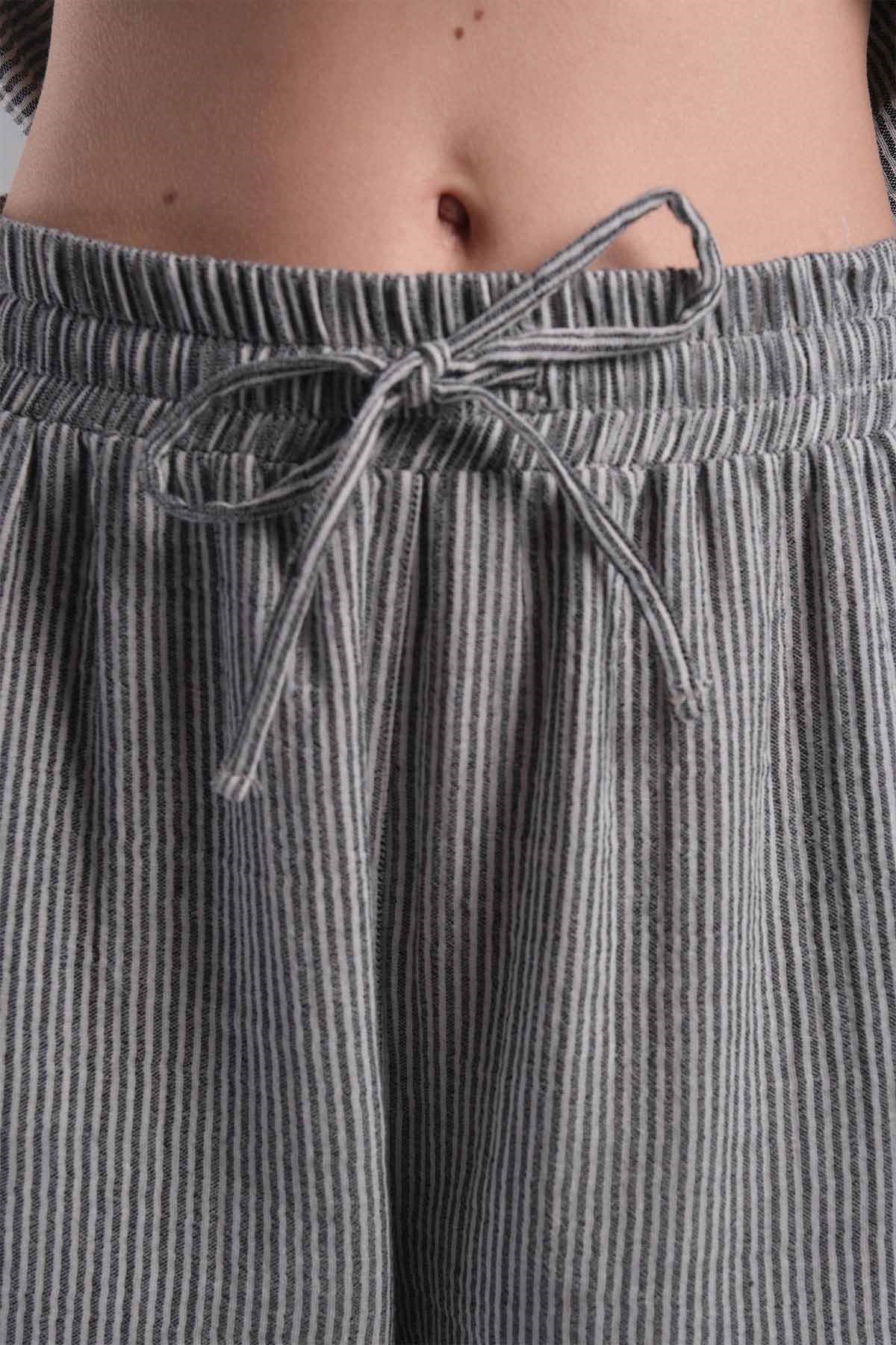 miogusto.com.tr'de gri renk çizgili %100 pamuklu gömlek ve pantolon takımları! Şıklığı ve rahatlığı bir arada sunan bu takımlar, şimdi sizi bekliyor. Hemen inceleyin!