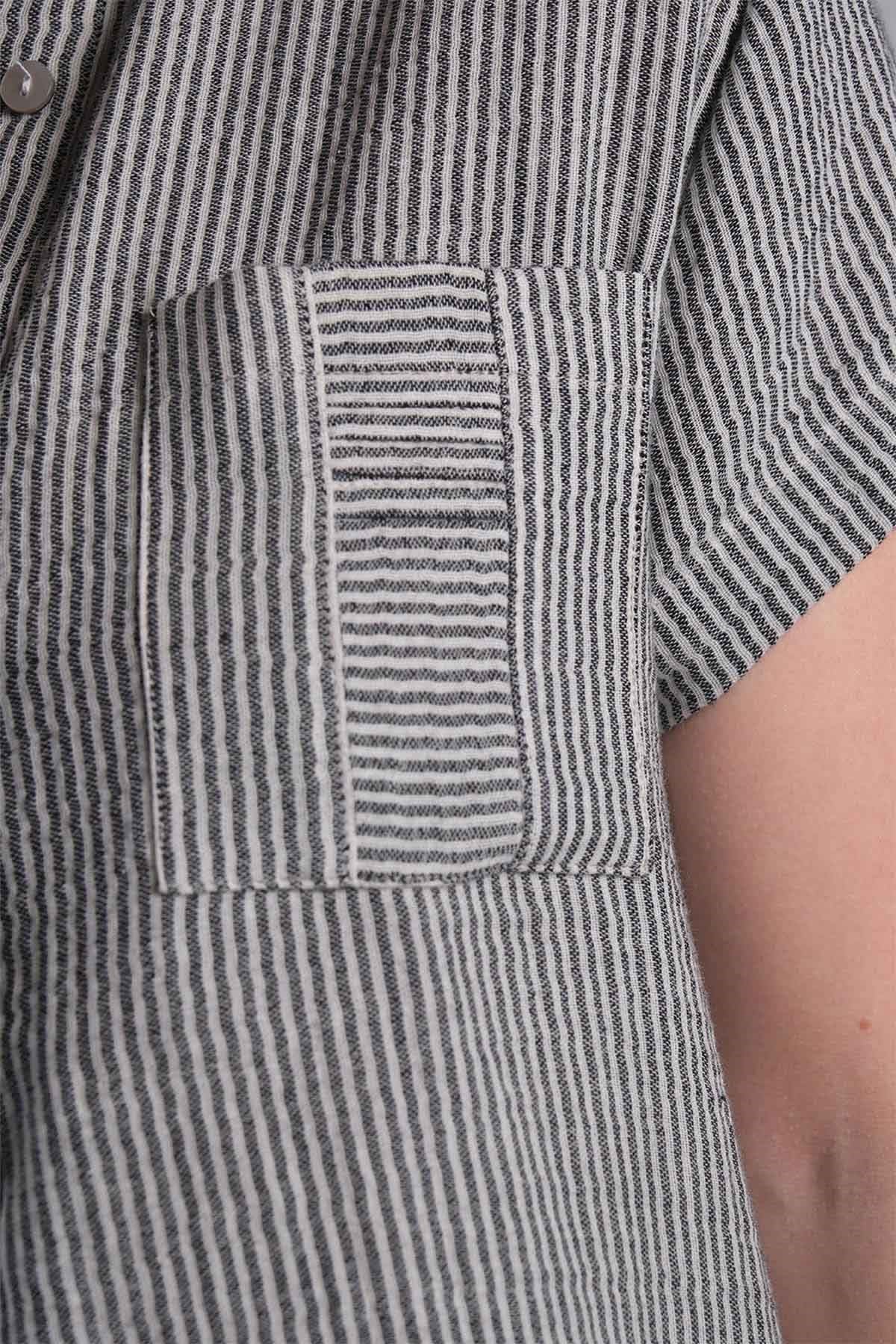 miogusto.com.tr'de gri renk çizgili %100 pamuklu gömlek ve pantolon takımları! Şıklığı ve rahatlığı bir arada sunan bu takımlar, şimdi sizi bekliyor. Hemen inceleyin!