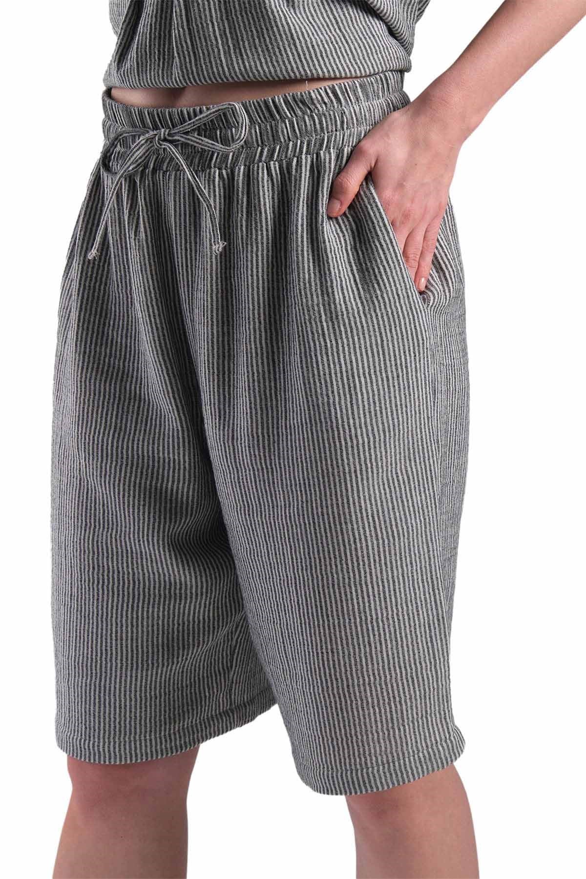 miogusto.com.tr'de gri renk çizgili %100 pamuklu gömlek ve pantolon takımları! Şıklığı ve rahatlığı bir arada sunan bu takımlar, şimdi sizi bekliyor. Hemen inceleyin!