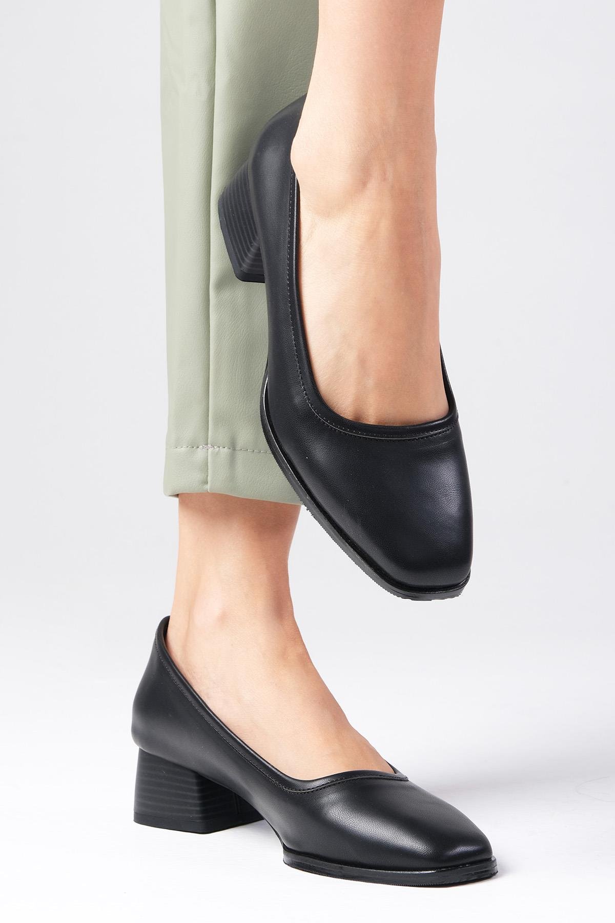 Mona Siyah Renk Kalın Tabanlı Kısa Topuklu Ayakkabı-Kısa Topuklu-Mio Gusto-01502BLC