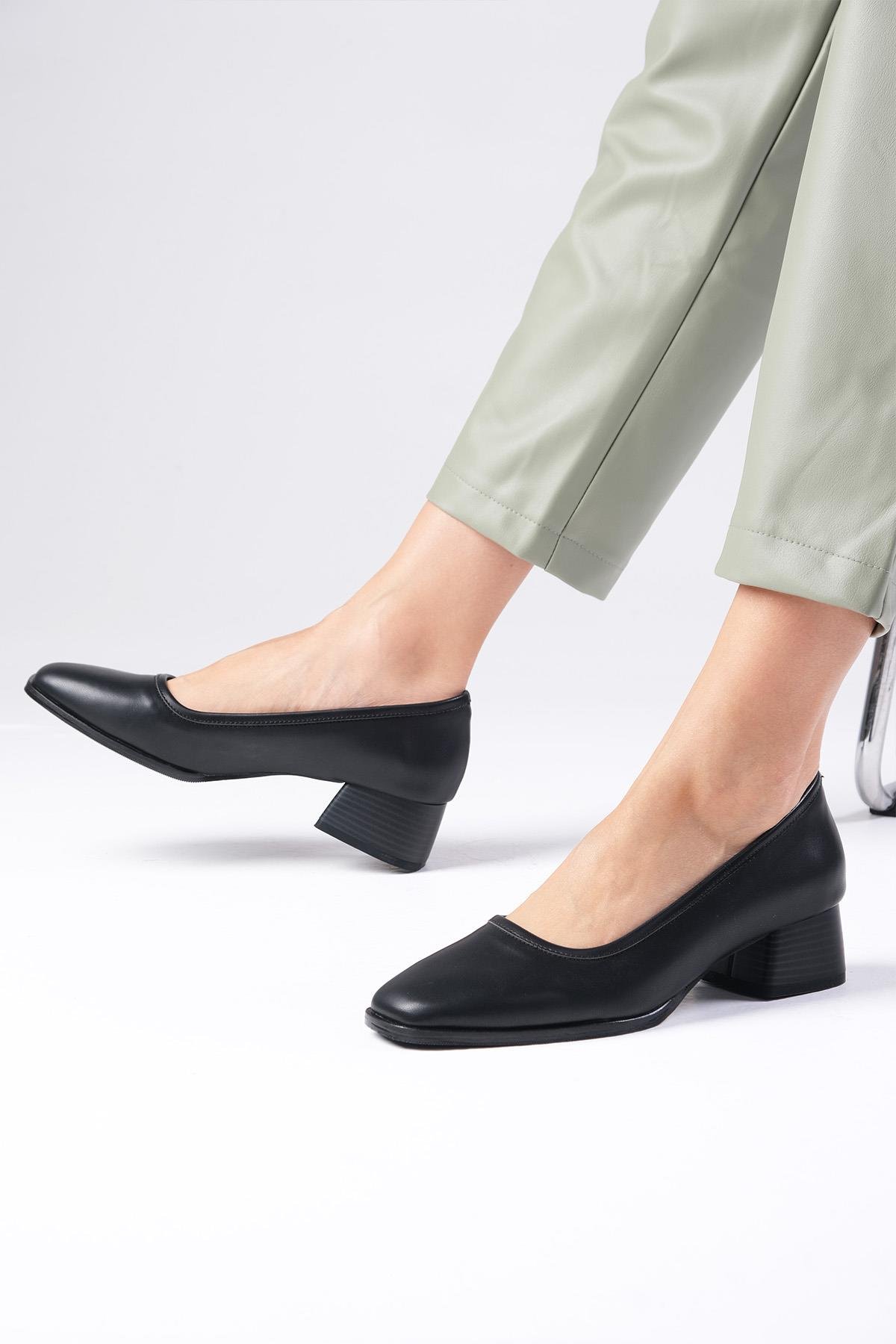 Mona Siyah Renk Kalın Tabanlı Kısa Topuklu Ayakkabı-Kısa Topuklu-Mio Gusto-01502BLC