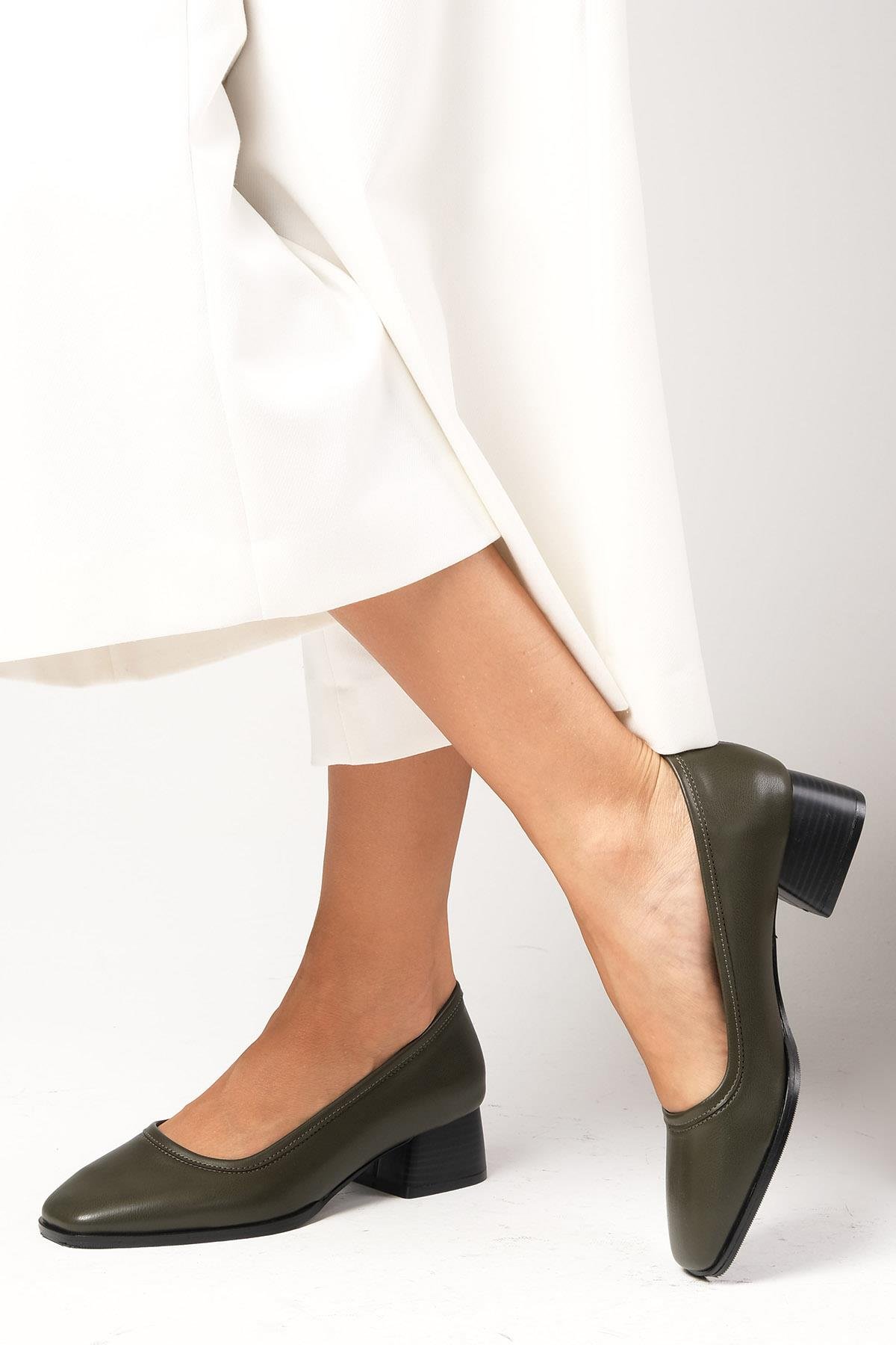 Mona Yağ Yeşili Renk Kalın Tabanlı Kısa Topuklu Ayakkabı-Kısa Topuklu-Mio Gusto-01502GNC