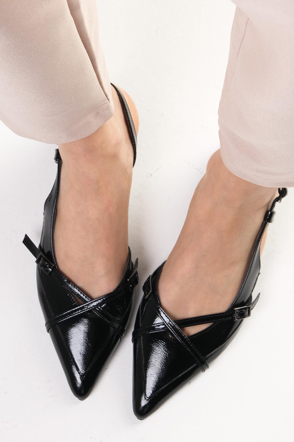 Mystic Hakiki Rugan Siyah Renk Kısa Topuklu Ayakkabı-Low Heels-Mio Gusto-01540BLR
