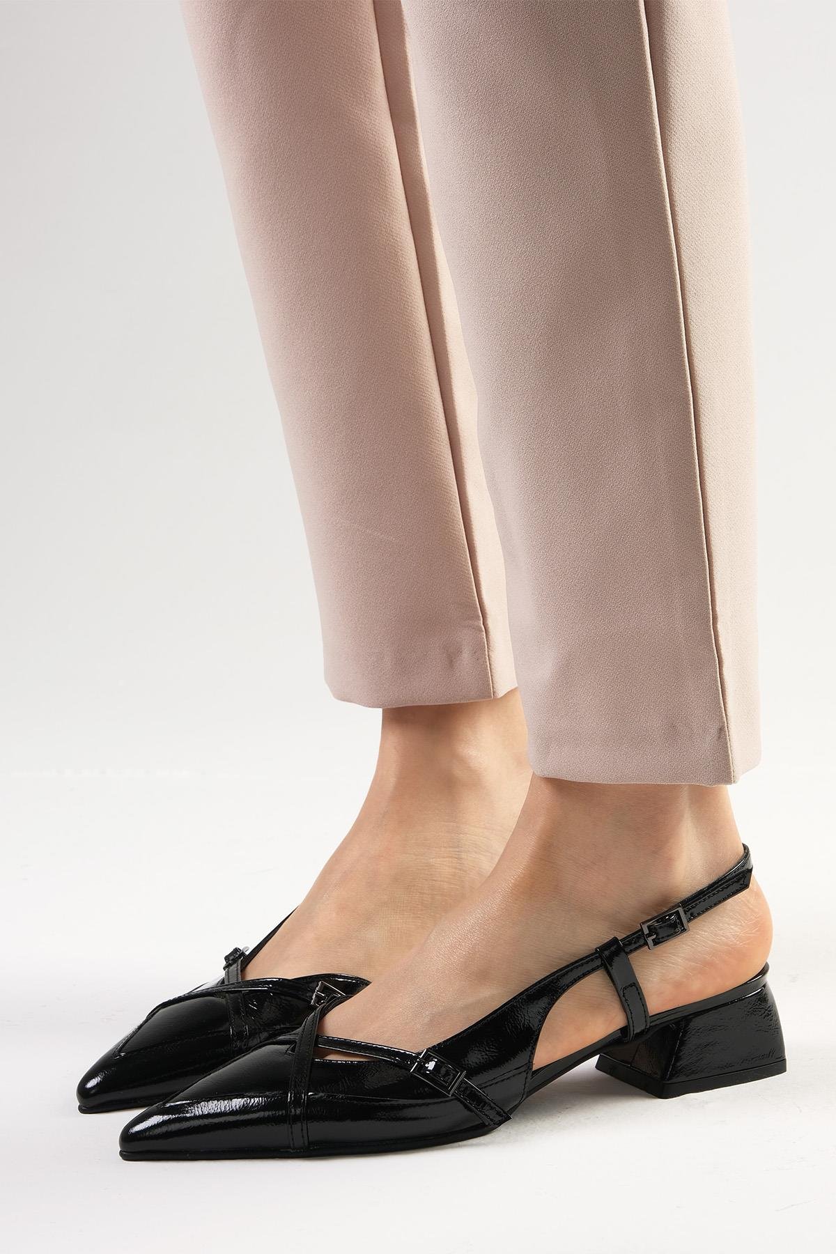 Mystic Hakiki Rugan Siyah Renk Kısa Topuklu Ayakkabı-Low Heels-Mio Gusto-01540BLR
