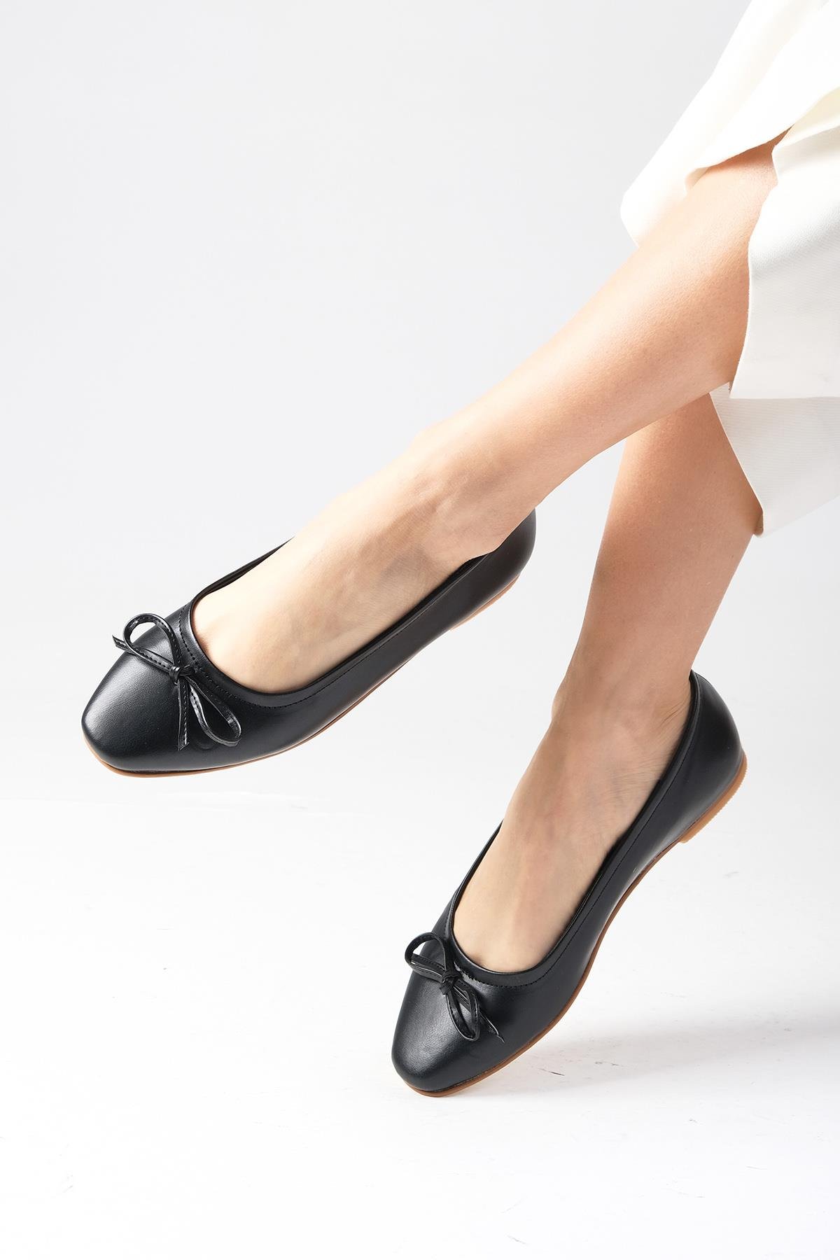 Nelly Siyah Renk Fiyonk Aksesuarlı  Babet-BABET-Mio Gusto-02298BLC