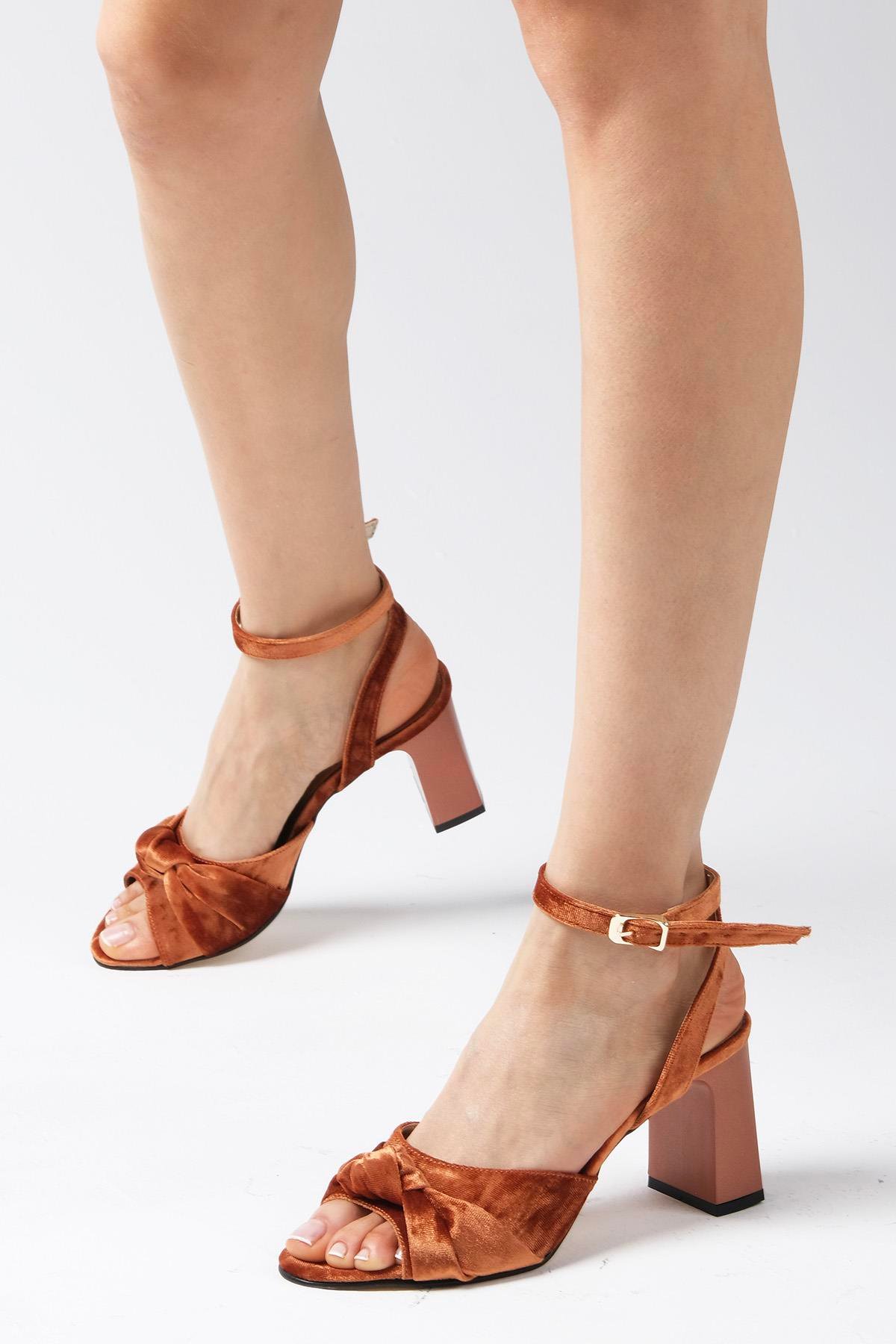 Sandy Taba Renk Kadife Topuklu Sandalet-SANDALET-Mio Gusto-01472TAK