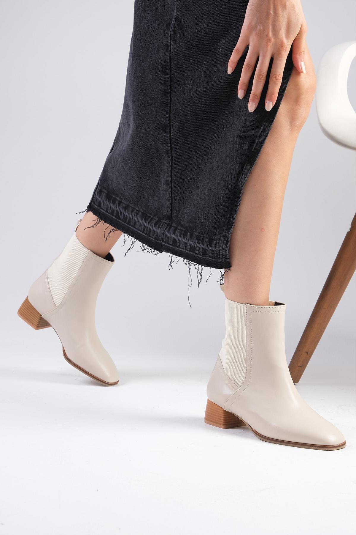 Shania Bej Renk Küt Burunlu Lastikli Bot-Kalın Topuk-Mio Gusto-01494BEC