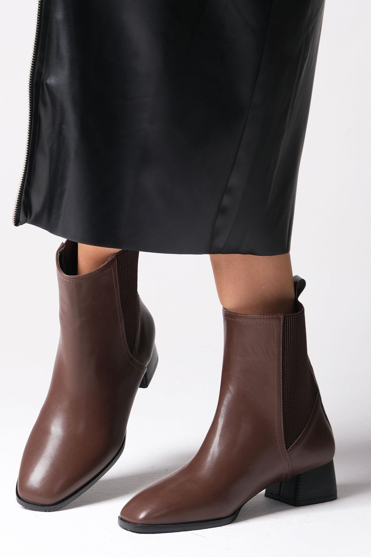 Shania Kahverengi Küt Burunlu Lastikli Bot-Kalın Topuk-Mio Gusto-01494BRC