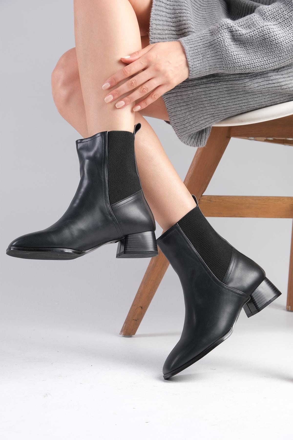Shania Siyah Renk Küt Burunlu Lastikli Bot-Kalın Topuk-Mio Gusto-01494BLC